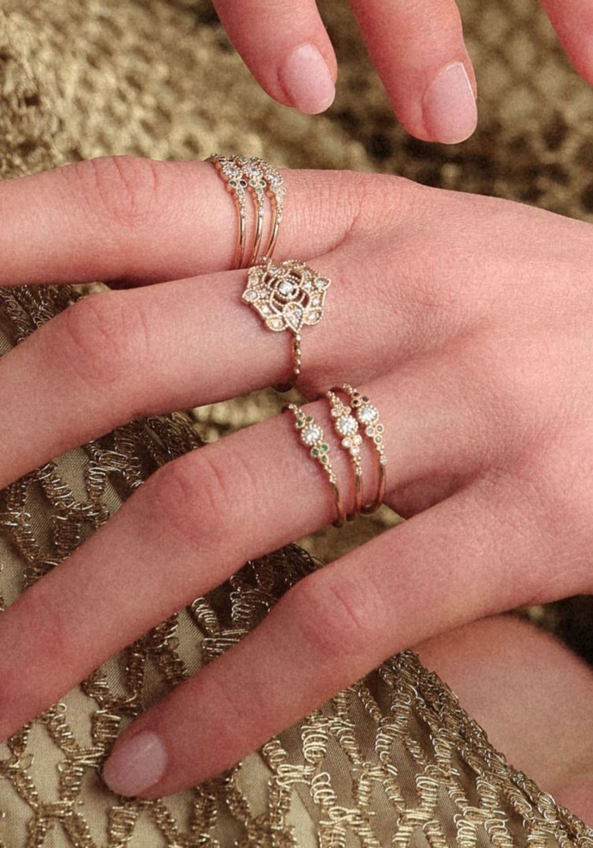 Zoom sur la main de la femme qui porte la bague Little Paradis Diamants Noirs de chez Angèle Brousse.