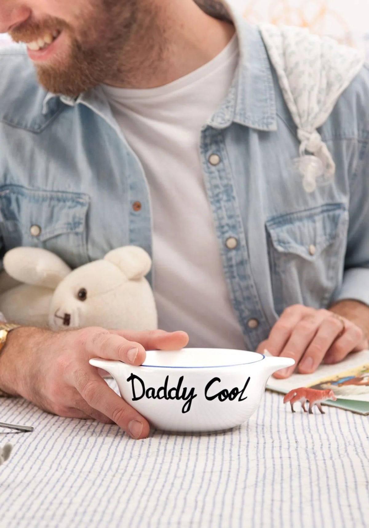 Un papa tient le bol breton en faïence Daddy Cool de chez Pied de Poule