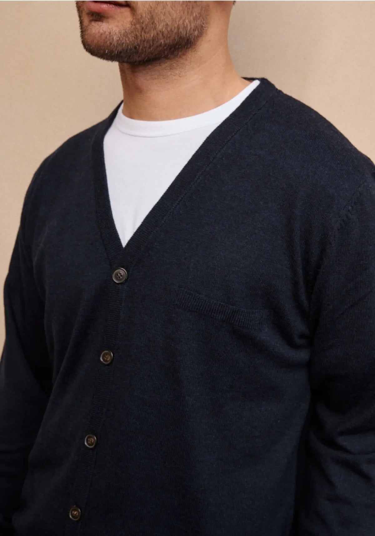L'homme porte le cardigan Dandy nuit de chez Jaqk