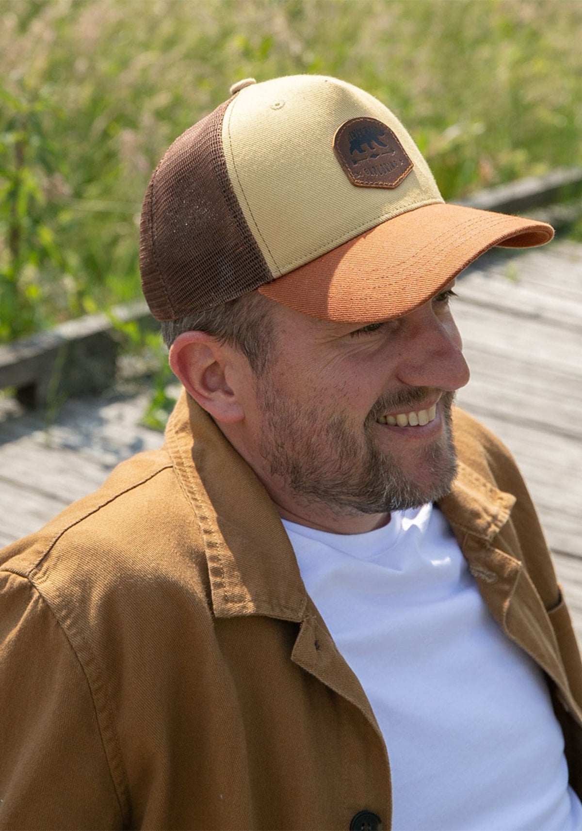 L'homme sur la photo porte la casquette Trucker sable de chez Alaskan Maker
