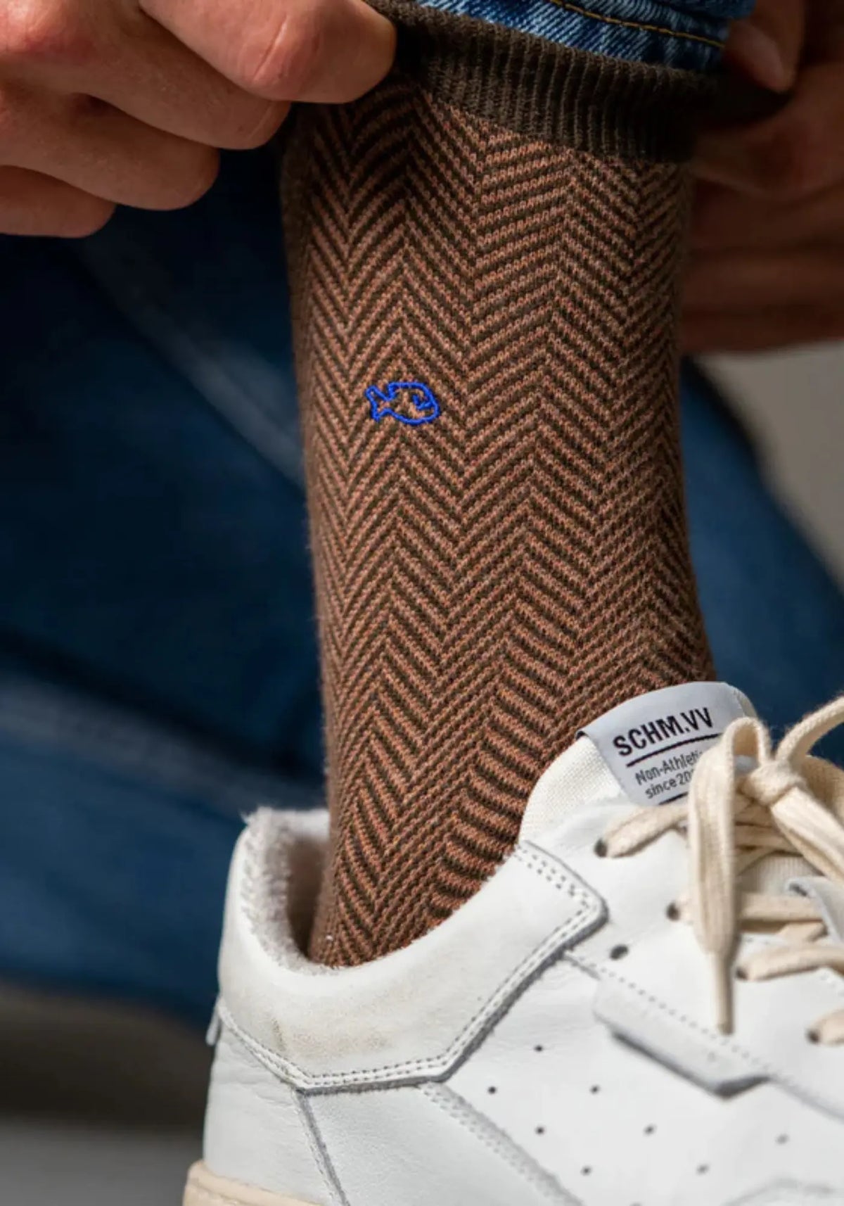 L'homme porte les chaussettes coton chevron La Marmotte de chez Billy Belt