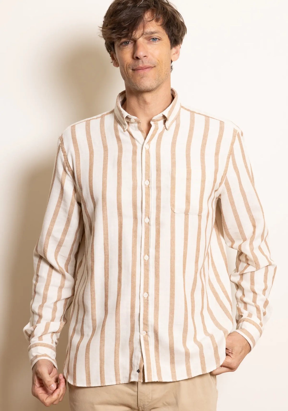 L'homme porte la chemise rayée Java ocre de chez Jaqk