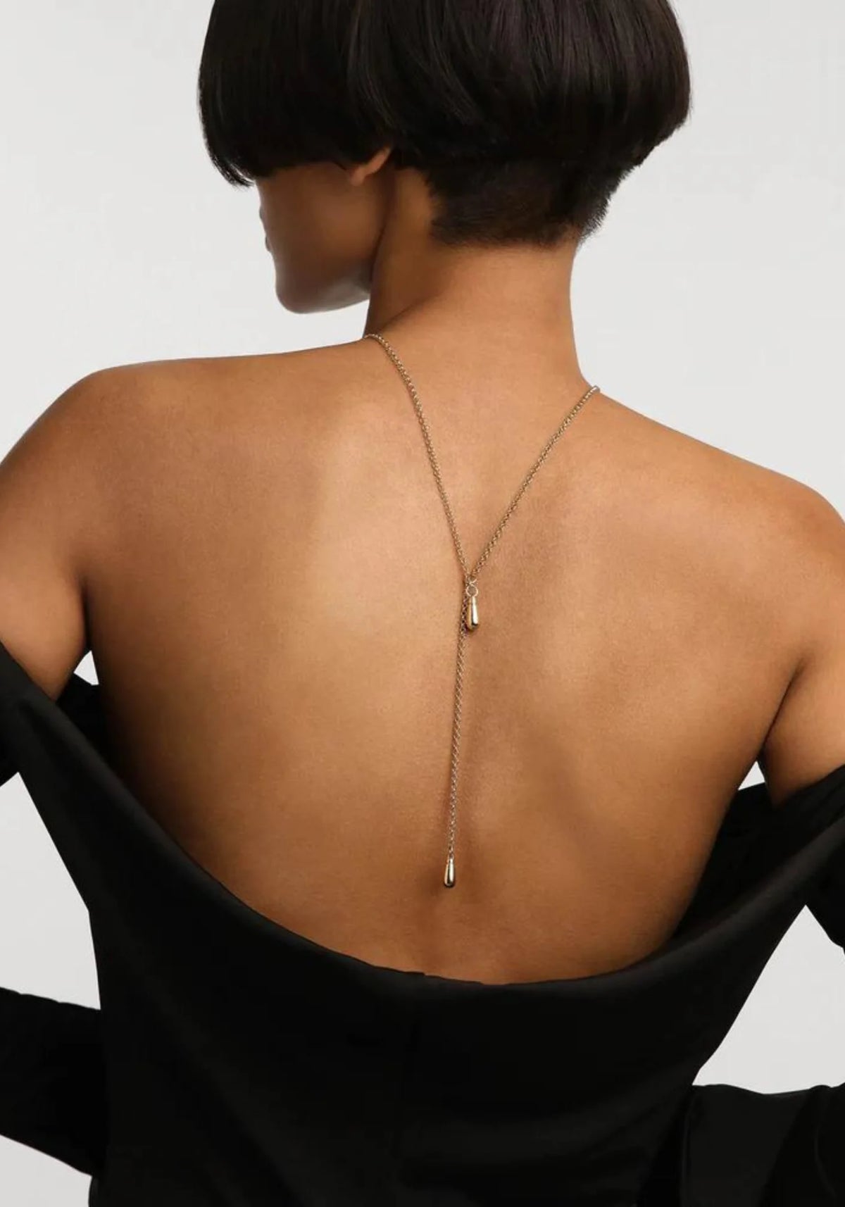 La femme de dos porte le collier chaîne Tango en or jaune 18 carats de chez PD Paola