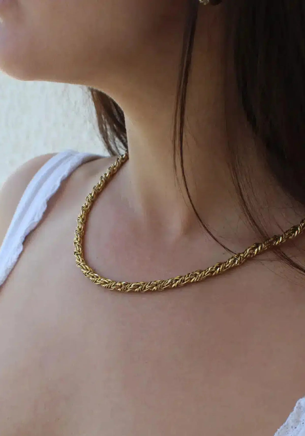 la femme porte le collier Orosei or de chez Caprice Paris