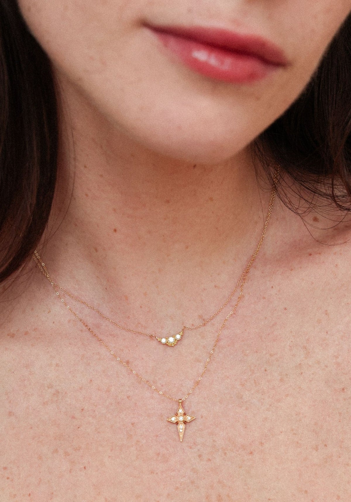 La femme porte le collier Susie en or jaune de chez Angèle Brousse