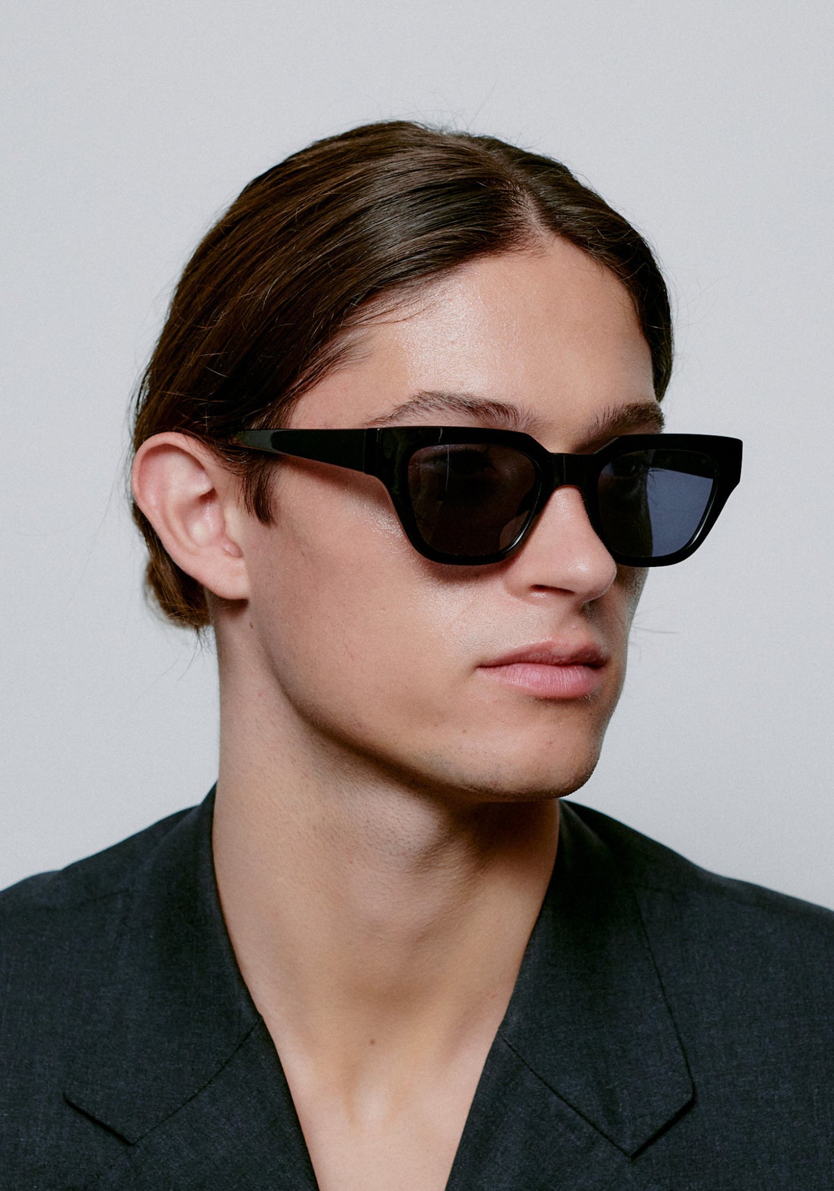 L'homme porte les lunettes de soleil Kaws black de chez A.Kjaerbede