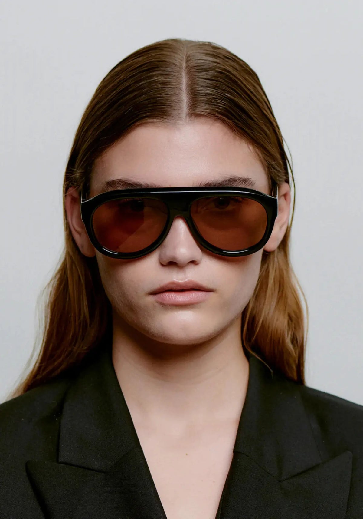 La femme porte les lunettes de soleil Rio black de chez A.Kjaerbede
