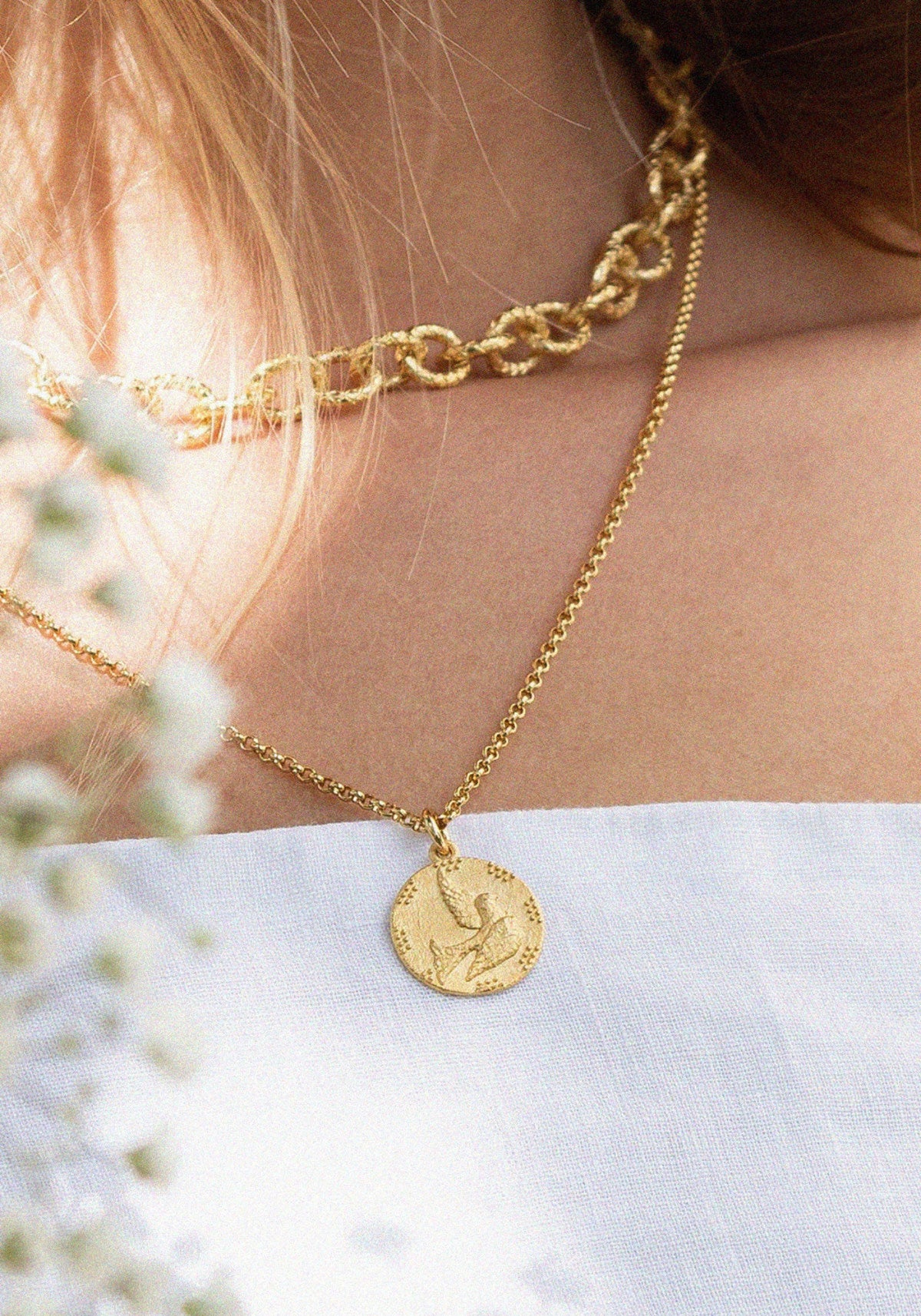 Zoom sur la femme qui porte la médaille Gratia de chez Bacci Paris