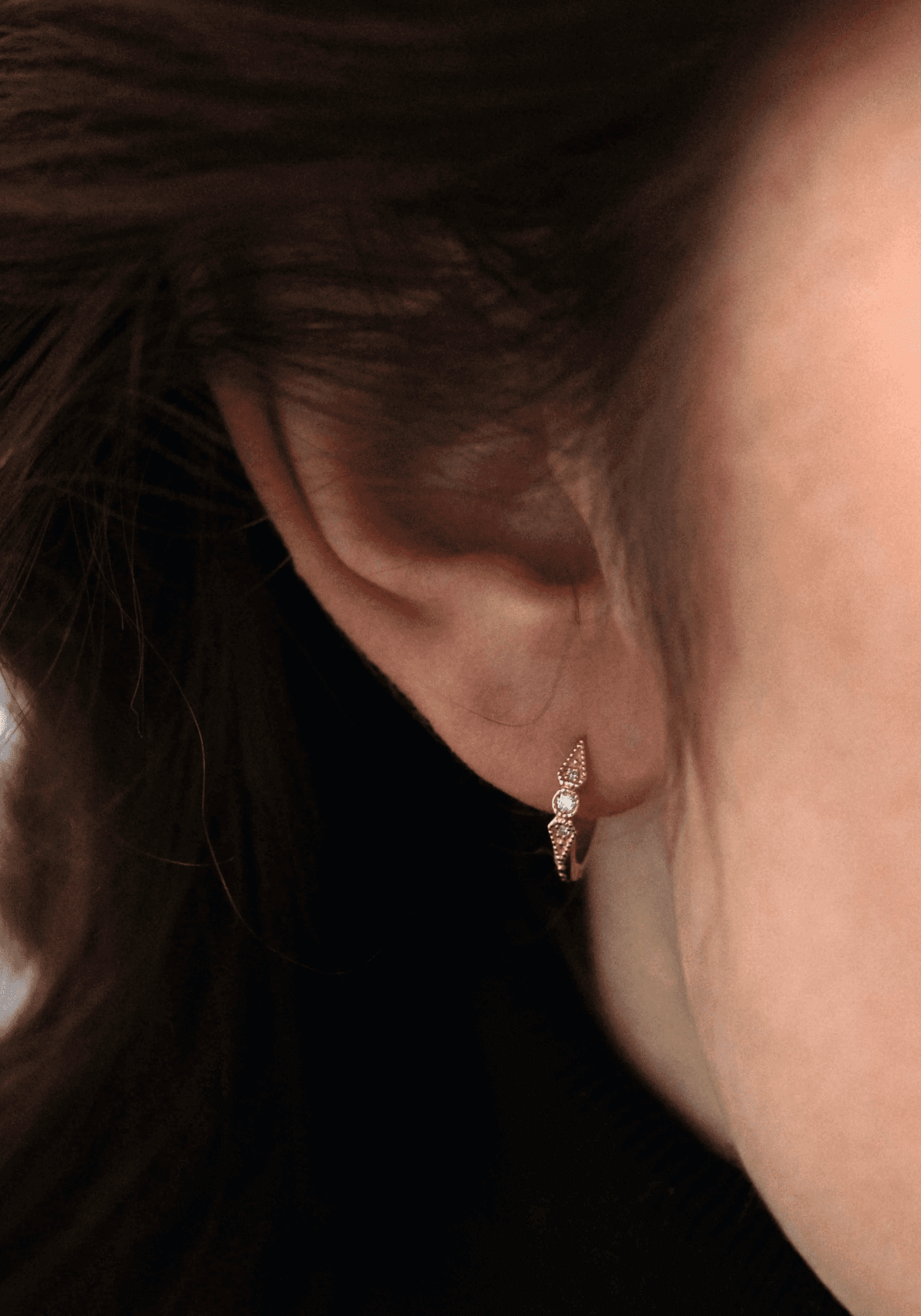 Zoom sur la femme qui porte la mini créole 3 diamants Stella en or jaune de chez Angèle Brousse