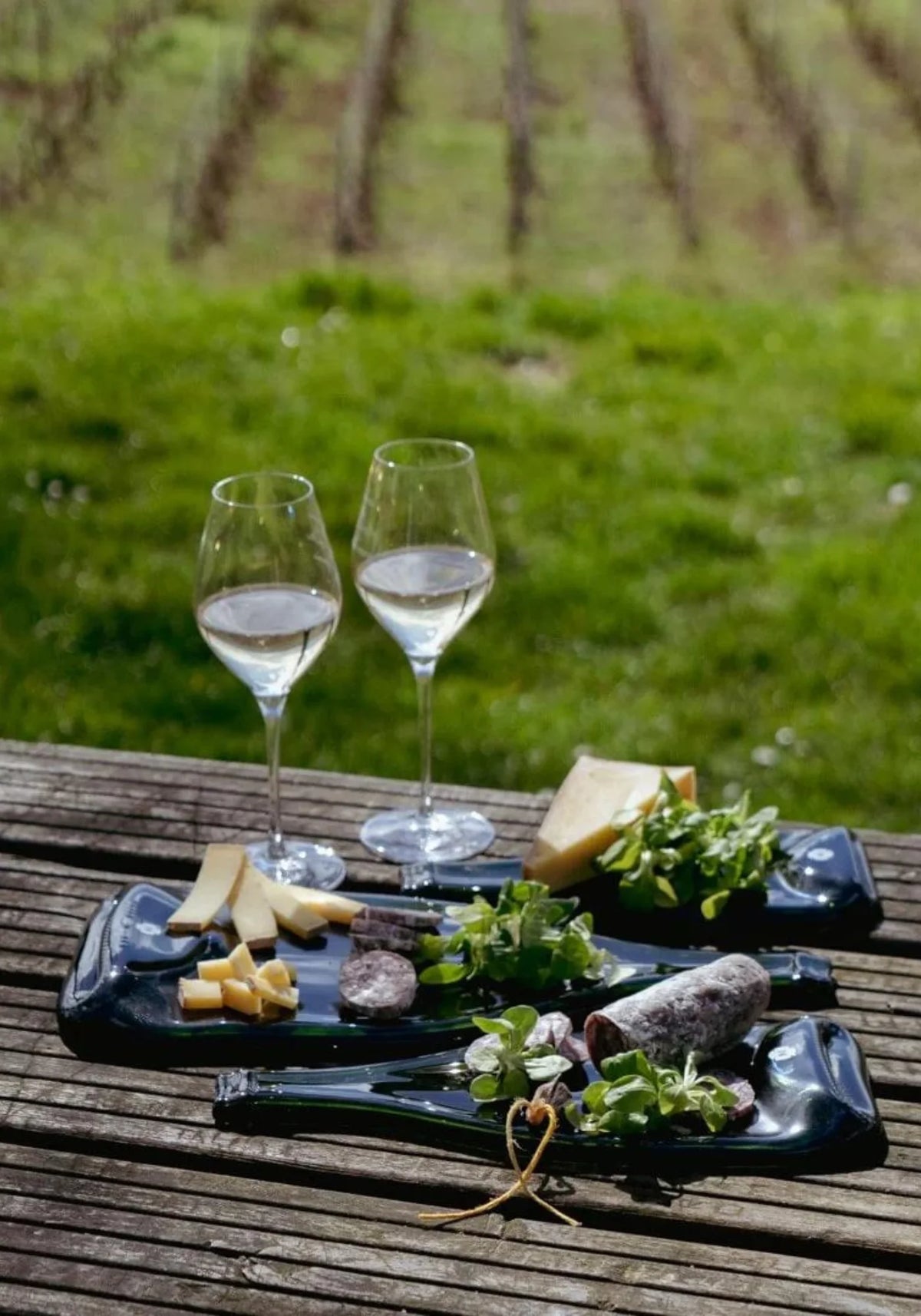 Les planches apéritives en verre de chez Marsault accompagnées de 2 verres de vin blanc