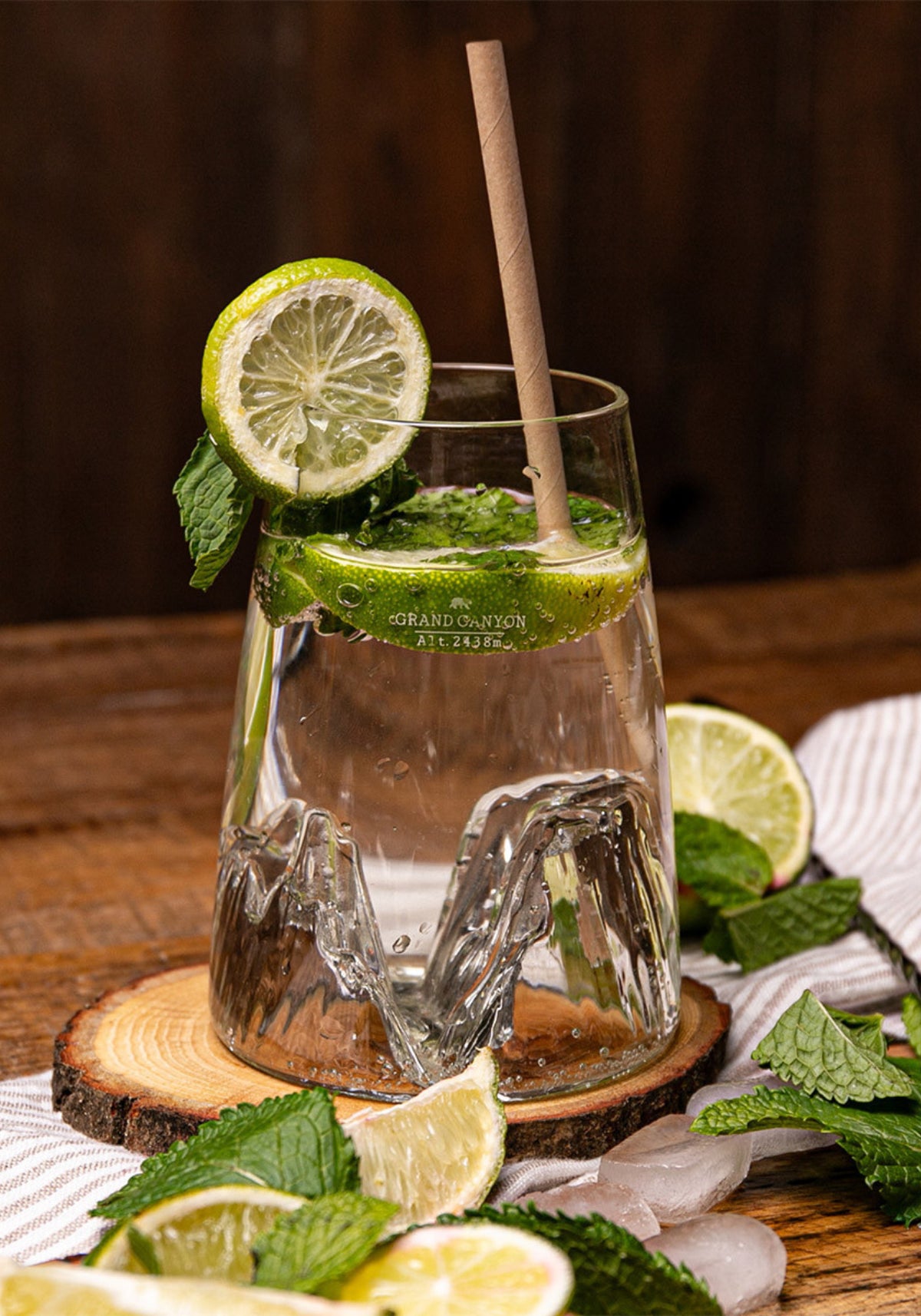 Le verre design topographic Grand Canyon de chez Alaskan Maker entouré de citrons verts
