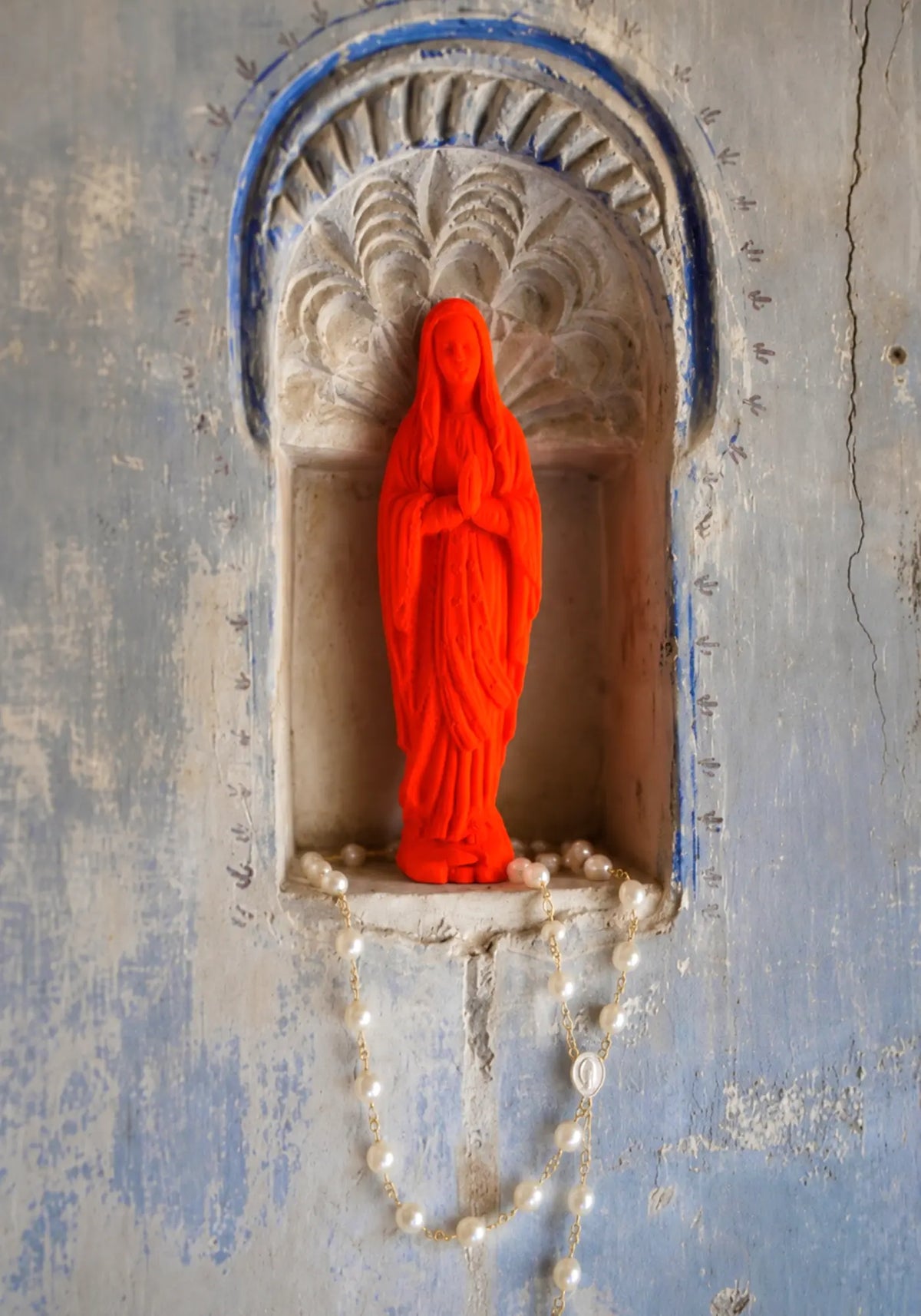 La vierge de 17 cm orange fluo de chez Sapristi Store