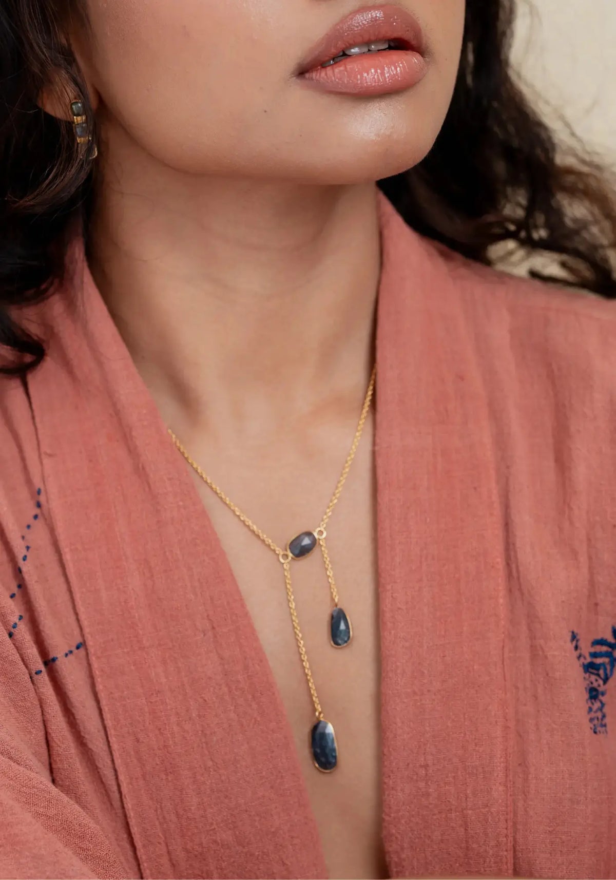 La femme porte le collier the third eye bleu kyanite mousse de chez Ekadori