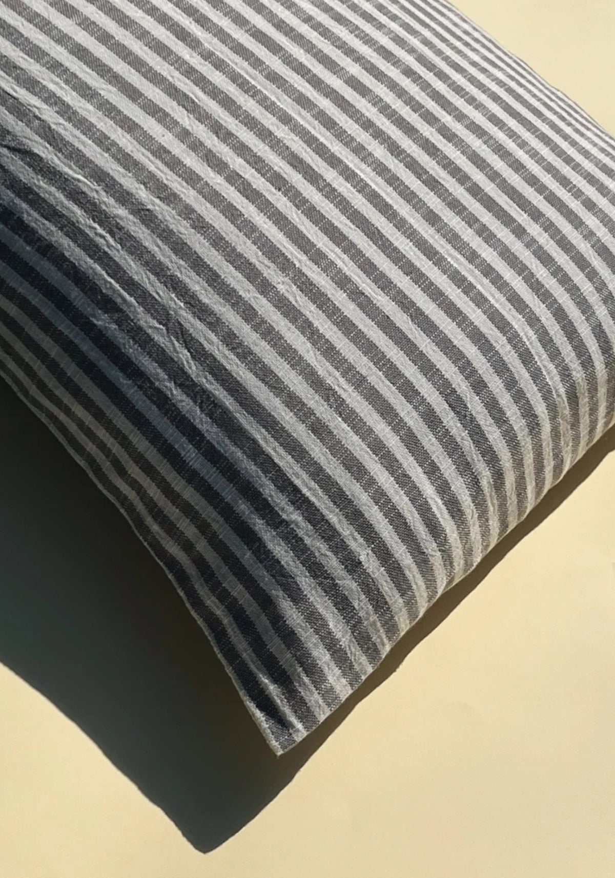 La cushion cover - housse de coussin striped grey de chez Mizar & Alcor