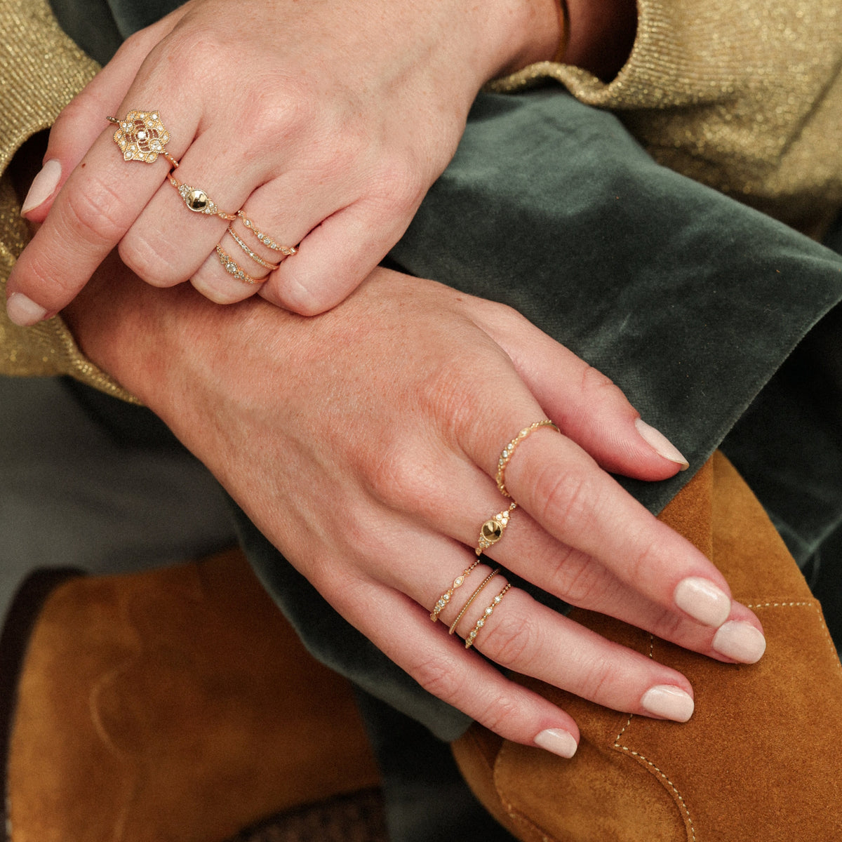 La femme porte la bague Susie Gold en or jaune de chez Angèle Brousse