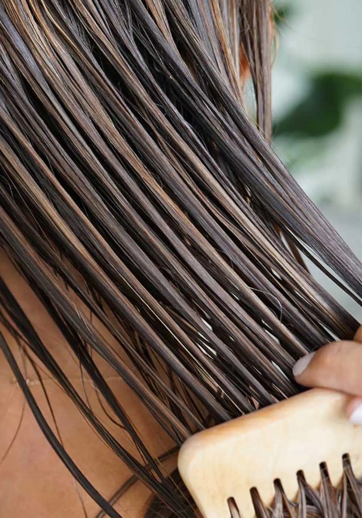 La femme utilise l'après shampoing démêlant de chez Umai