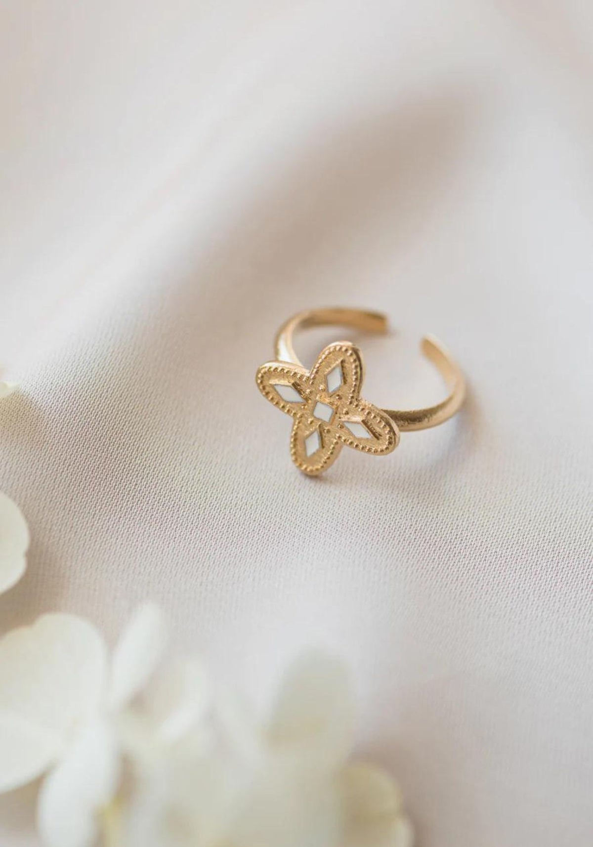 Bague Adriana écru Bacci Paris sur fond blanc. 