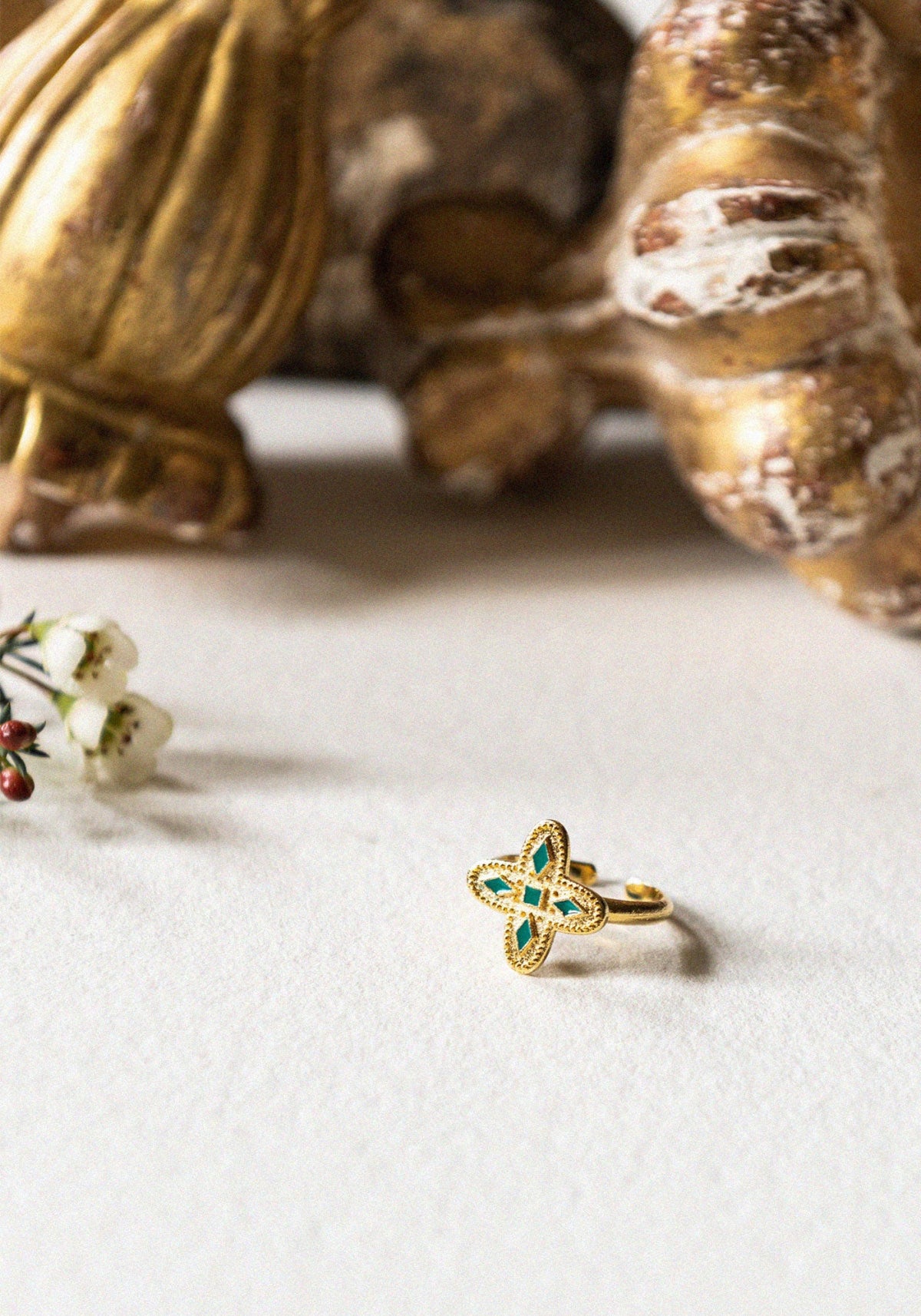 Zoom sur la bague pour femme Adriana vert émeraude de chez Bacci Paris