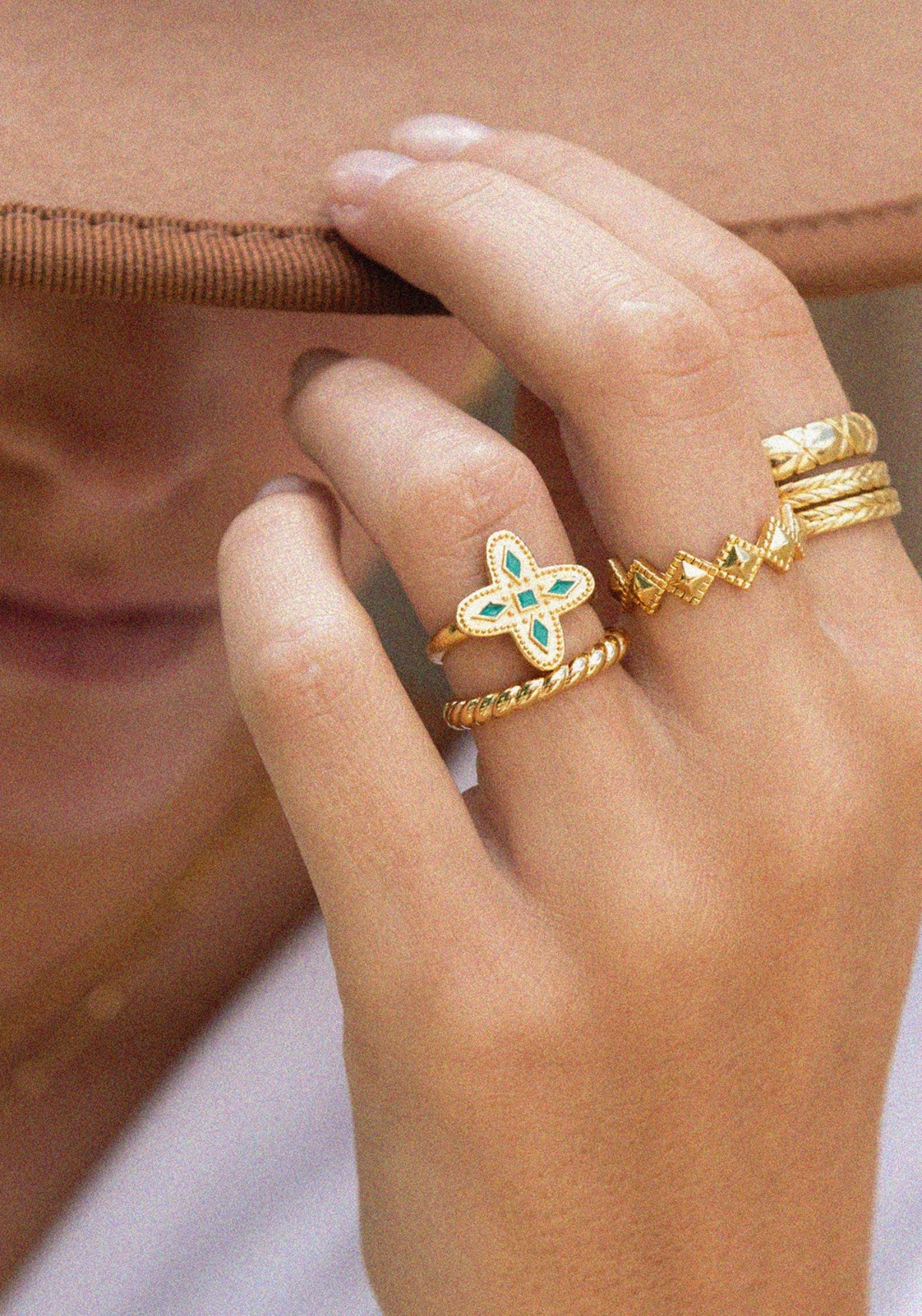 La femme porte la bague Adriana vert émeraude de chez Bacci Paris