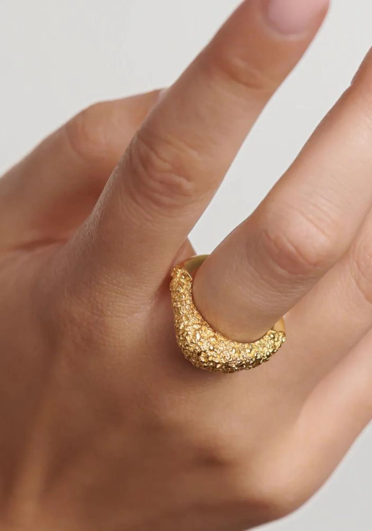 La femme porte la bague en or jaune 18 carats Duna de chez PD Paola