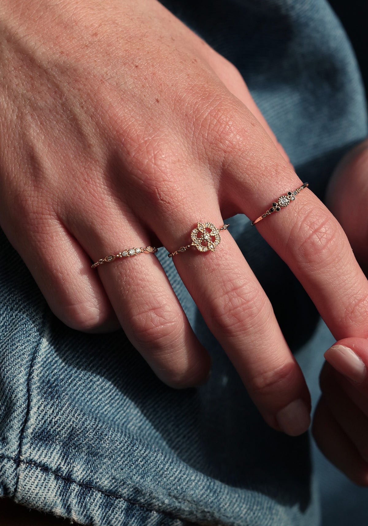 La femme porte la bague en or jaune Gina Star de chez Angèle Brousse à son majeur