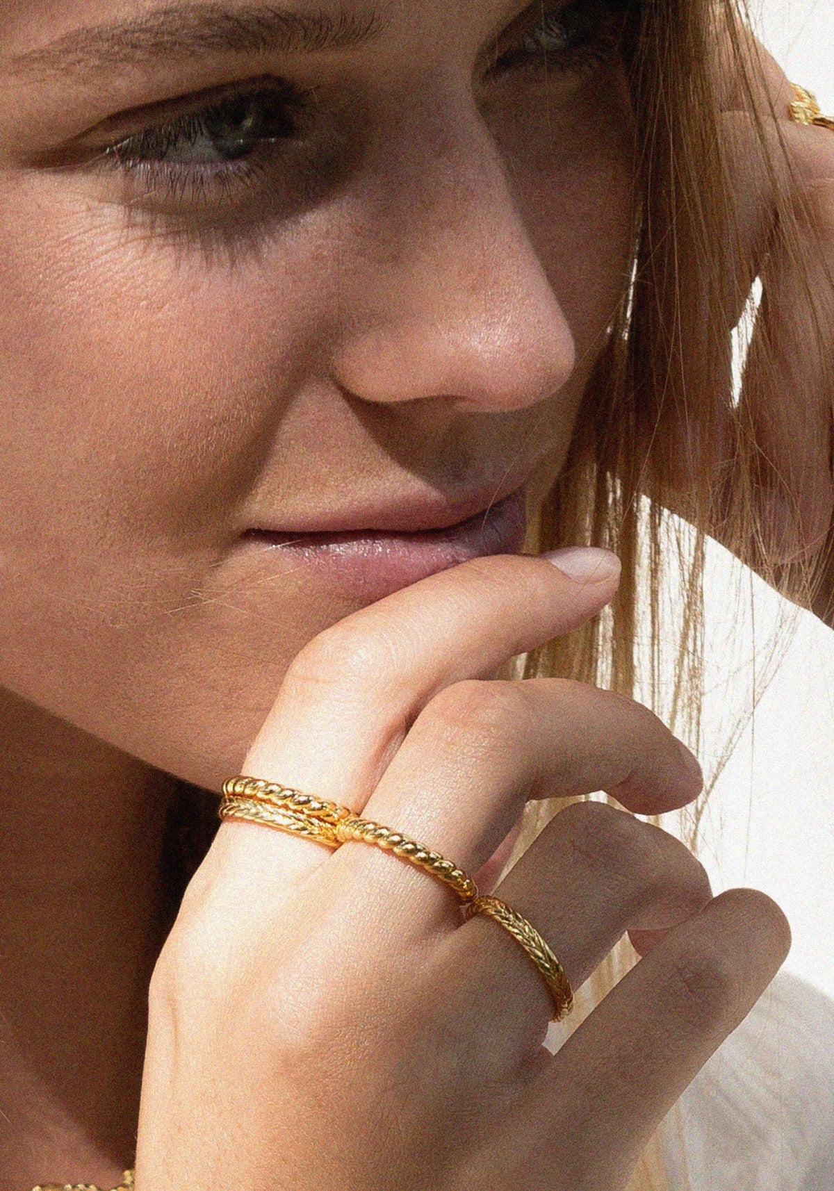 La femme porte la bague Flavie de chez Bacci Paris