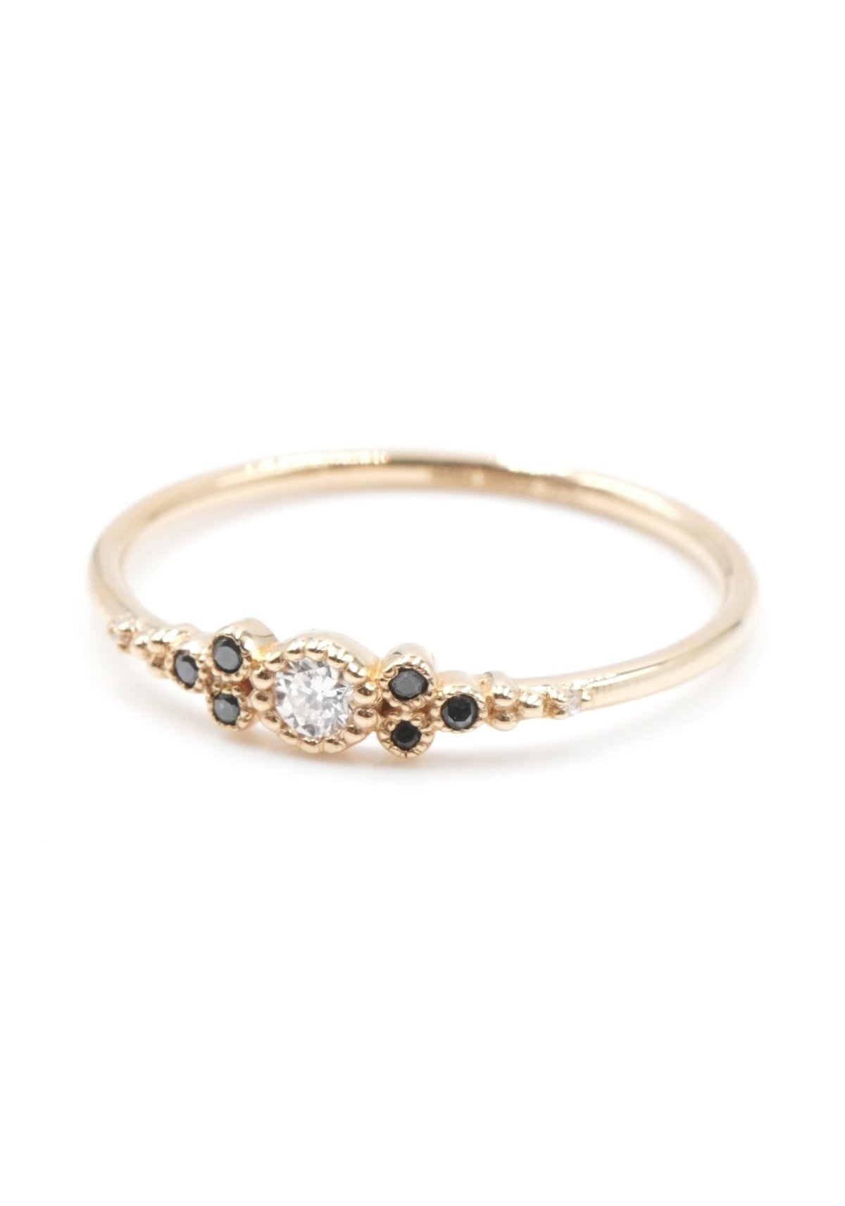 Zoom sur la bague Little Paradis Diamants Noirs pour femme de chez Angèle Brousse légèrement de profil.