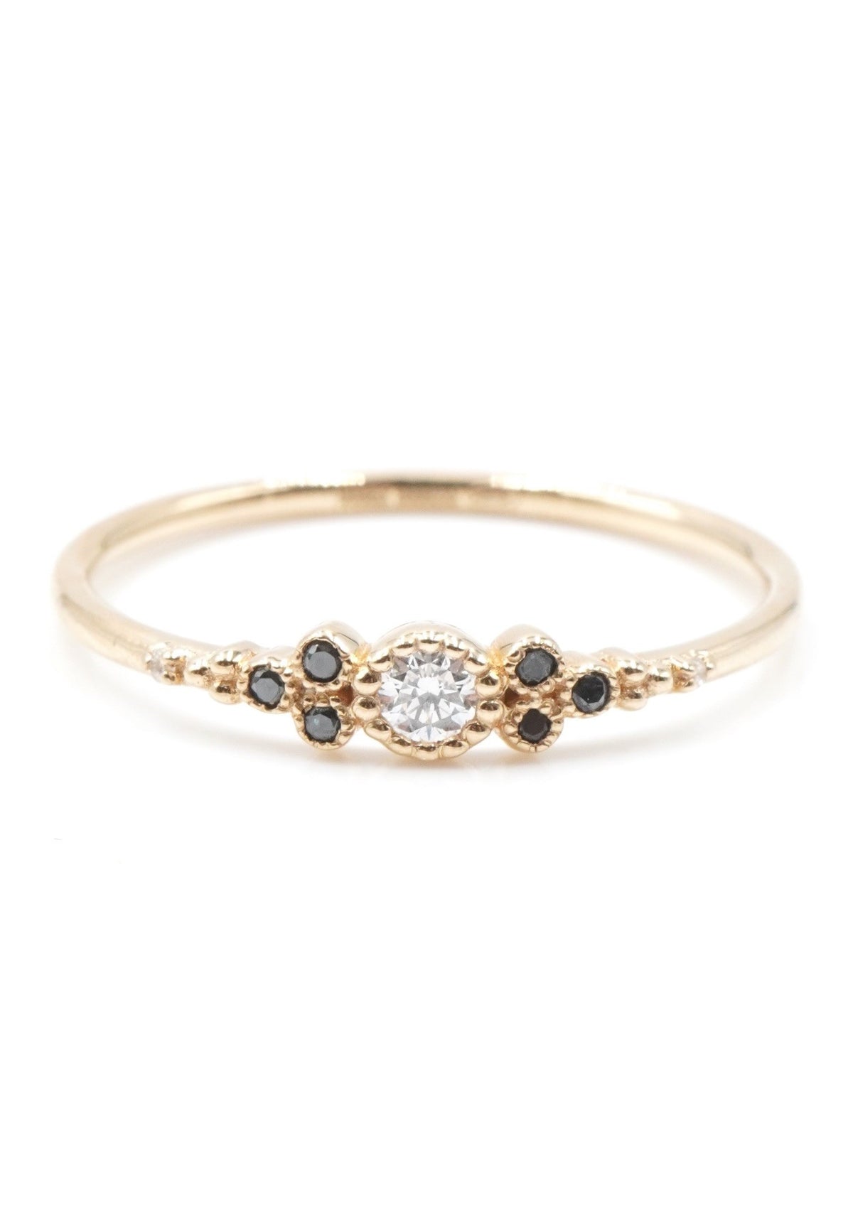 Zoom sur la bague Little Paradis Diamants Noirs pour femme de chez Angèle Brousse.