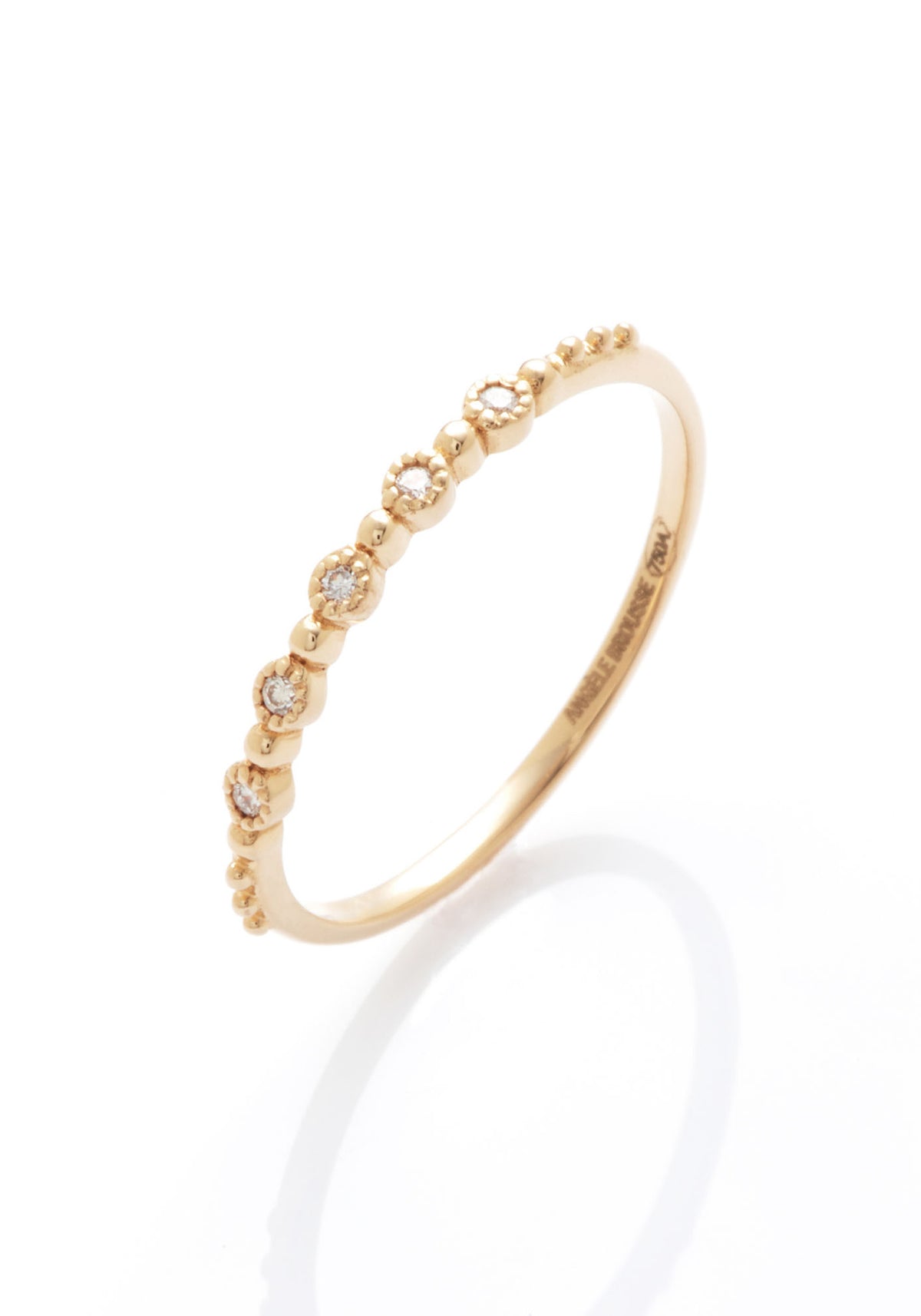 Zoom sur la bague Nina Small en or jaune pour femme de chez Angèle Brousse légèrement de profil.