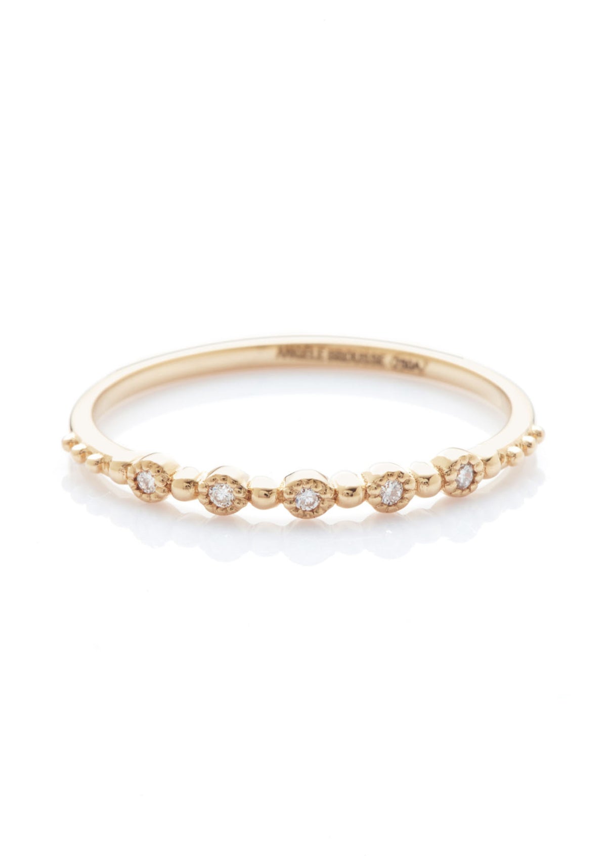 Zoom sur la bague Nina Small en or jaune pour femme de chez Angèle Brousse. 