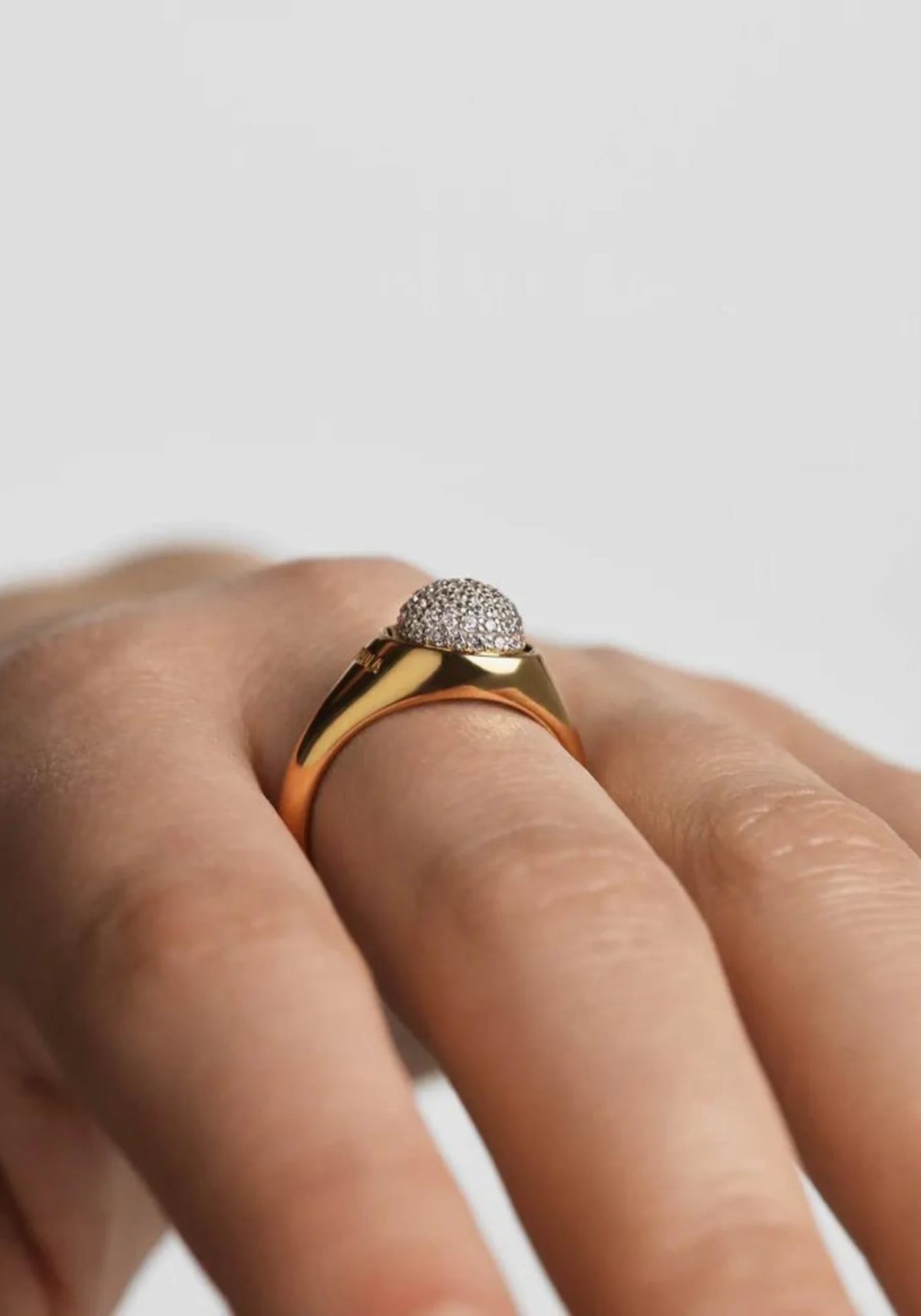 Zoom sur la main de la femme qui porte la bague pavée en or jaune 18 carats Moon de chez PD Paola