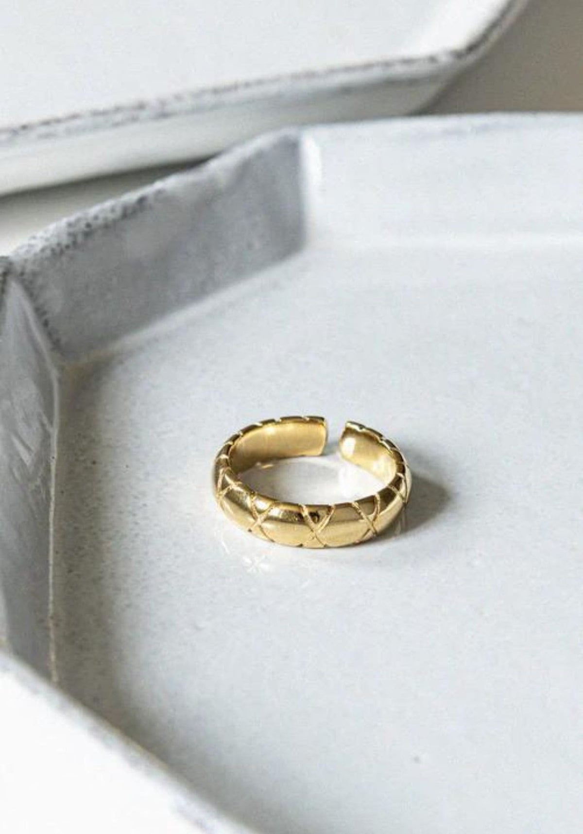 La bague Serena de chez Bacci Paris est posée sur un plateau blanc