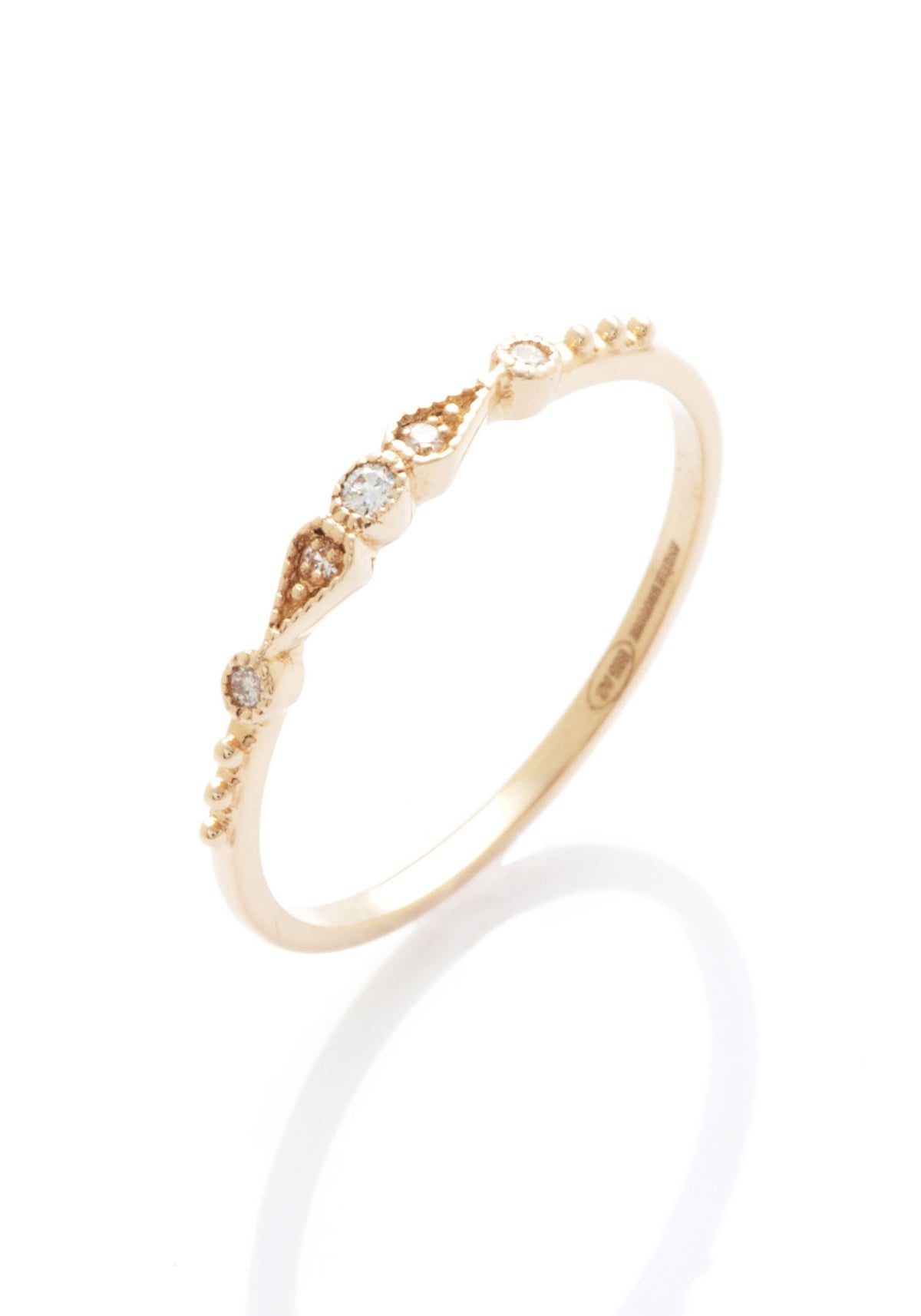 Zoom sur la bague Stella 5 Diamants en or jaune pour femme de chez Angèle Brousse légèrement de profil.