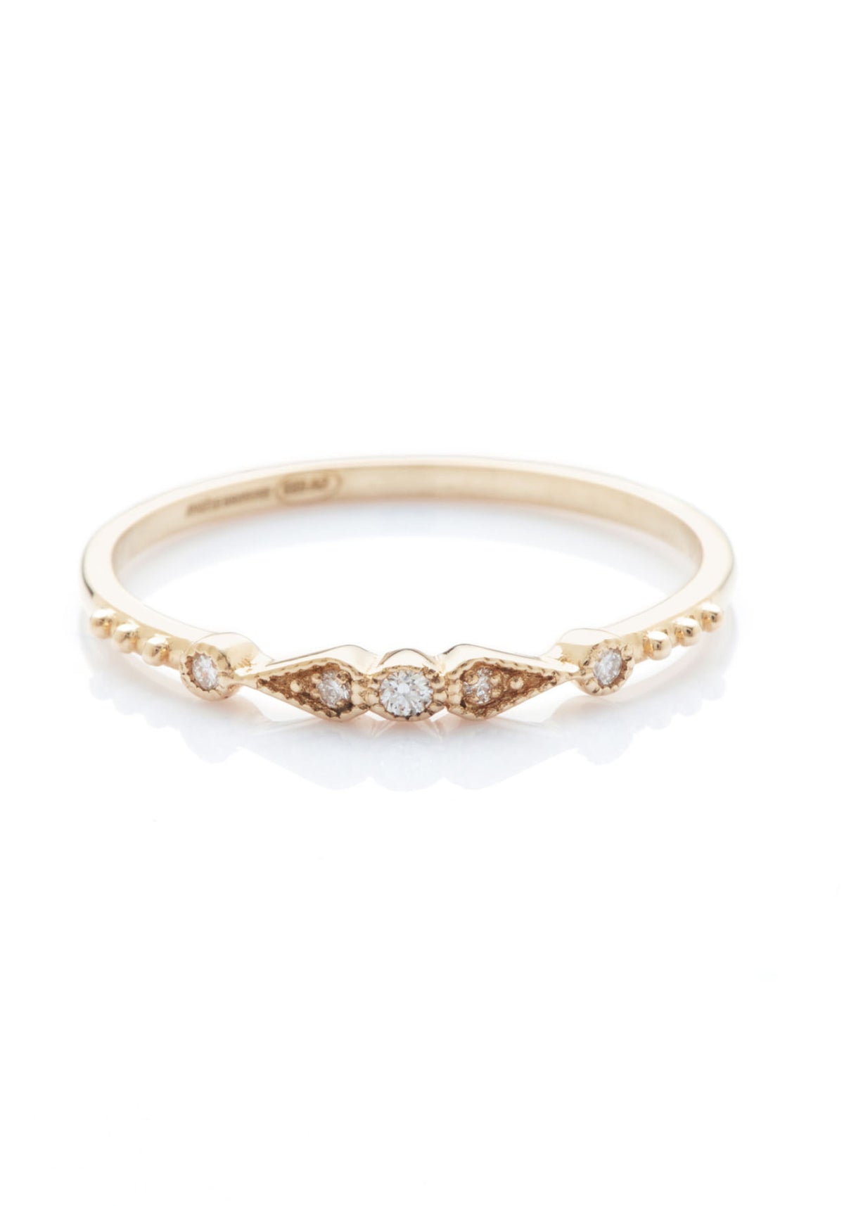 Zoom sur la bague Stella 5 Diamants en or jaune pour femme de chez Angèle Brousse.
