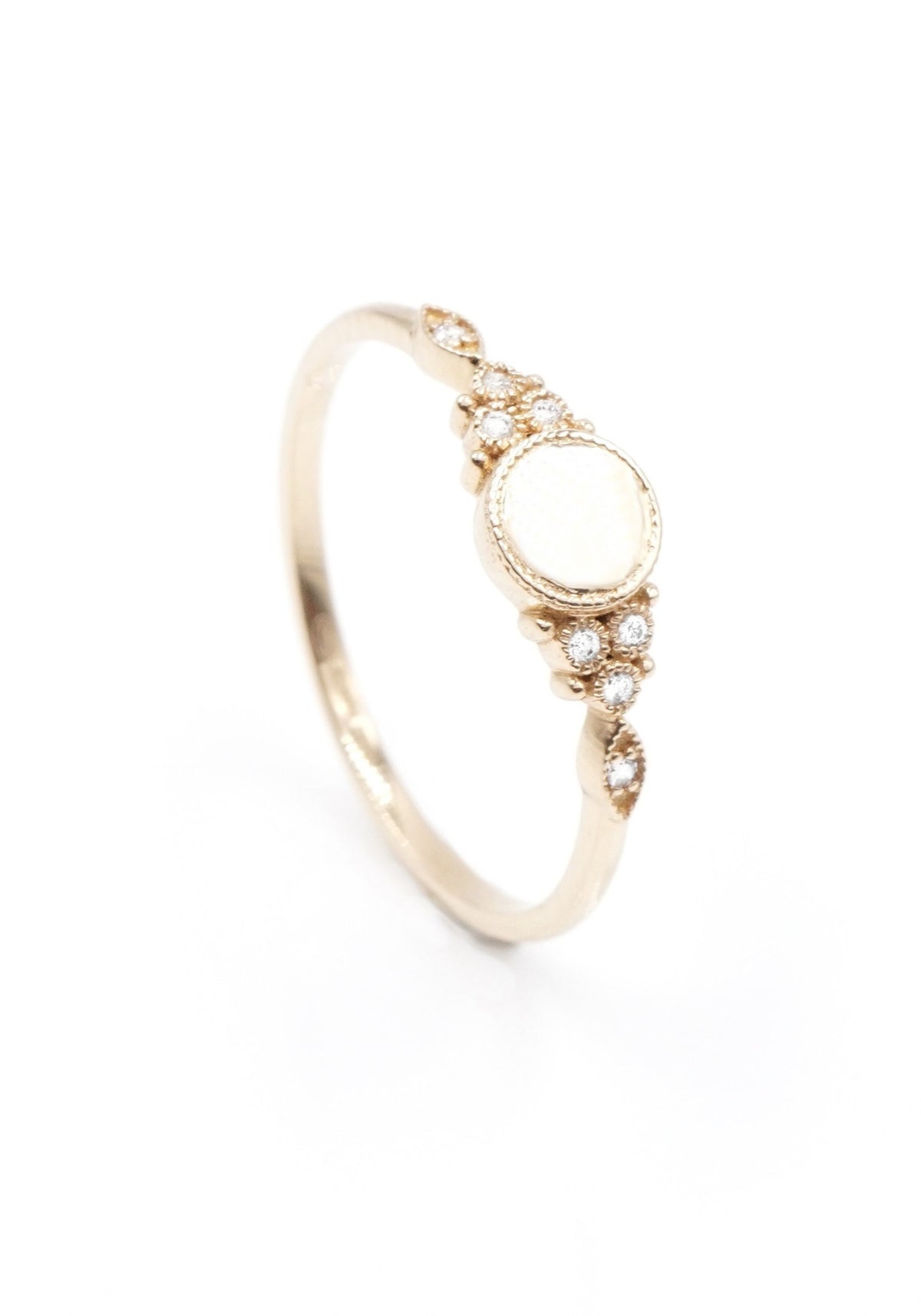Zoom sur la bague positionnée debout Susie Gold pour femme de chez Angèle Brousse.