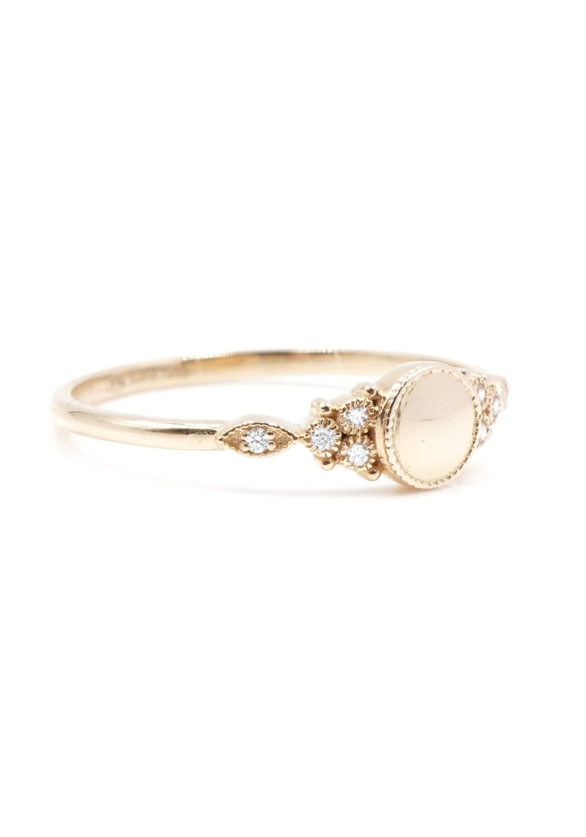 Zoom sur la bague Susie Gold pour femme de chez Angèle Brousse légèrement de profil.