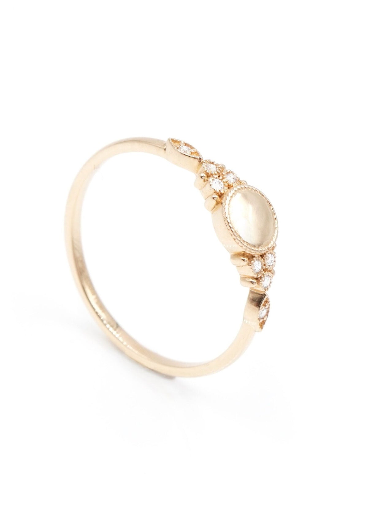 Zoom sur la bague Susie Gold pour femme de chez Angèle Brousse légèrement de profil et positionnée debout. 