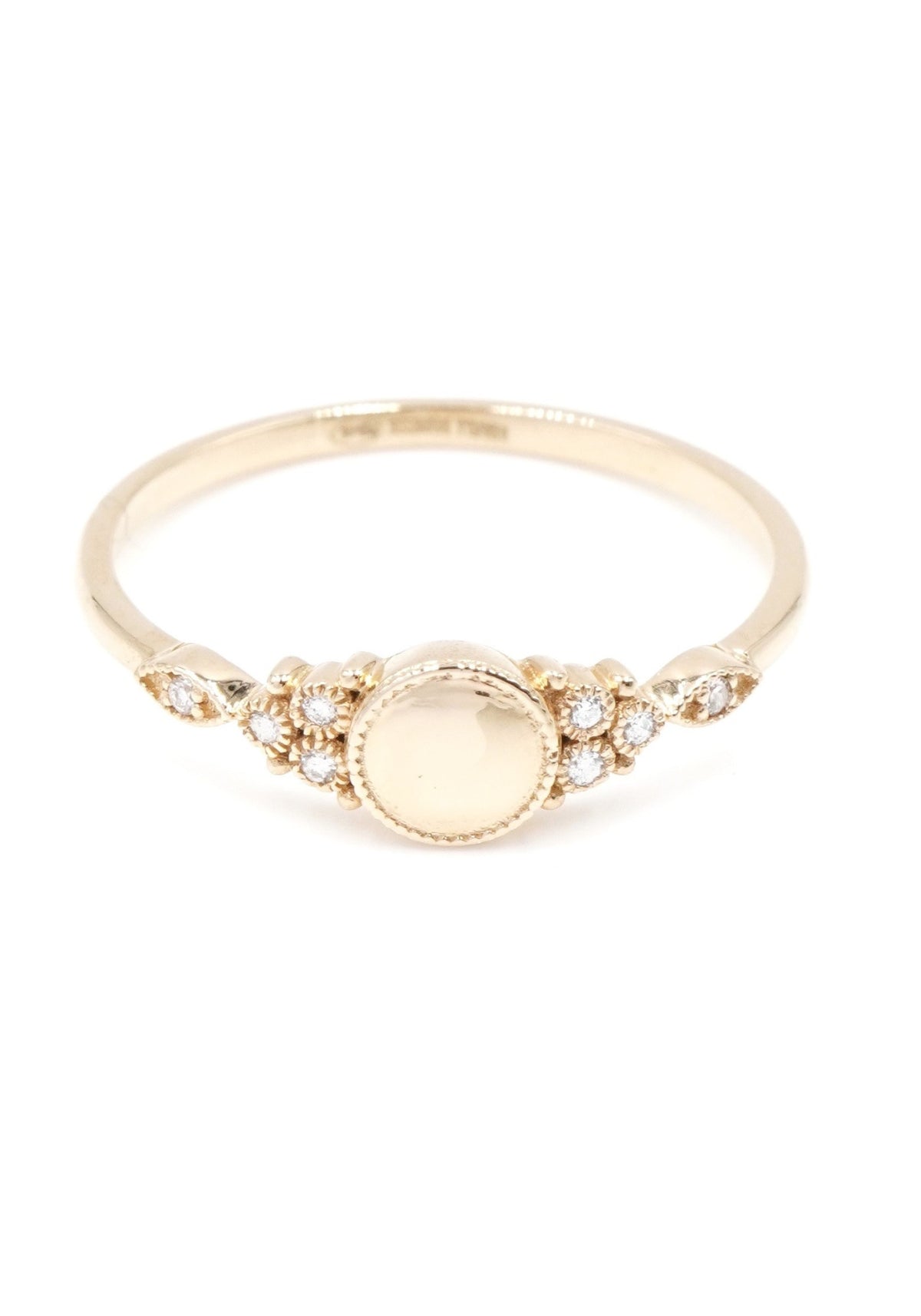 Zoom sur la bague Susie Gold pour femme de chez Angèle Brousse.