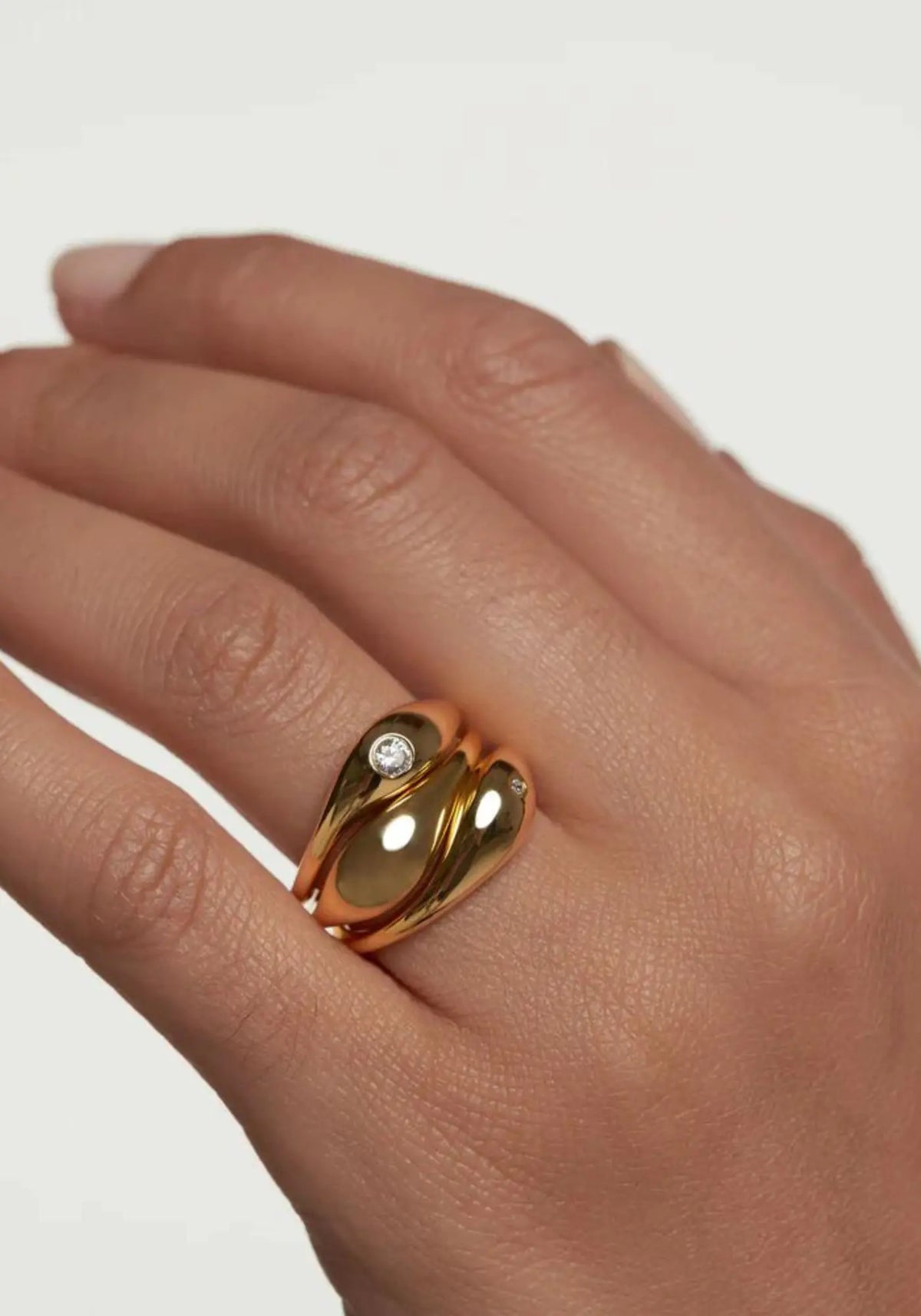 La femme porte les bagues Sugar en or jaune 18 carats de chez PD Paola