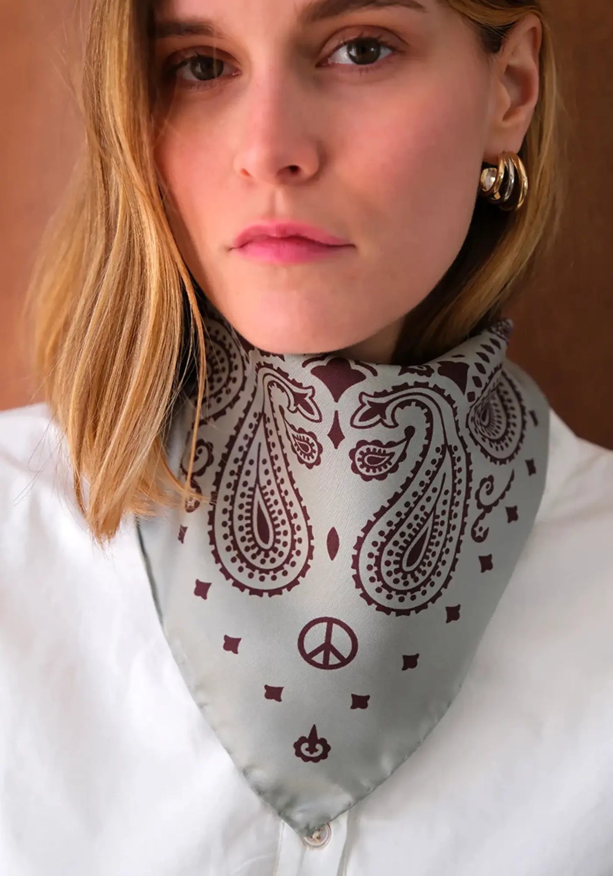 La femme porte le bandana silk 70 shadow de chez Antan Créations 