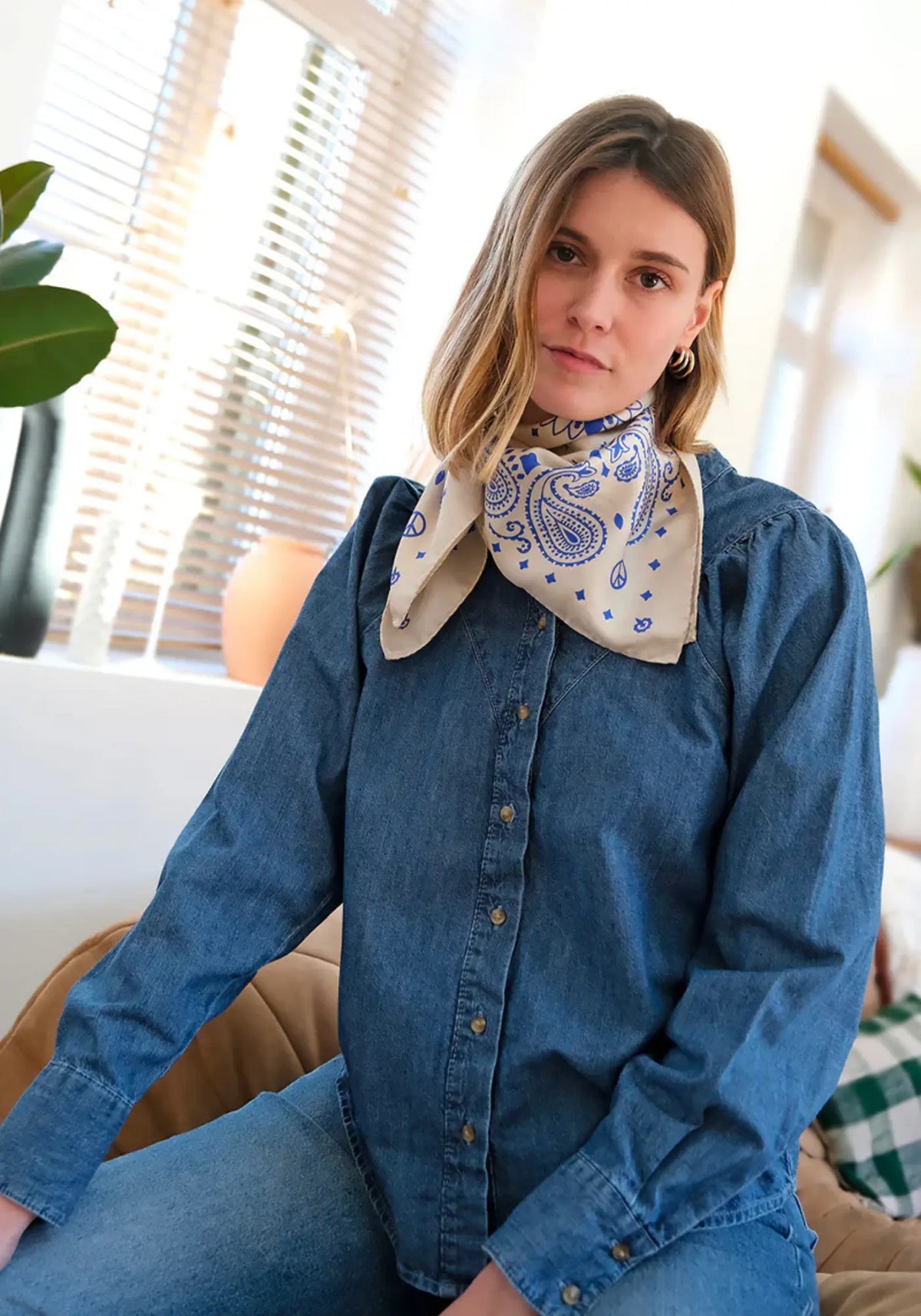 La femme porte le bandana silk 70 white de chez Antan Créations
