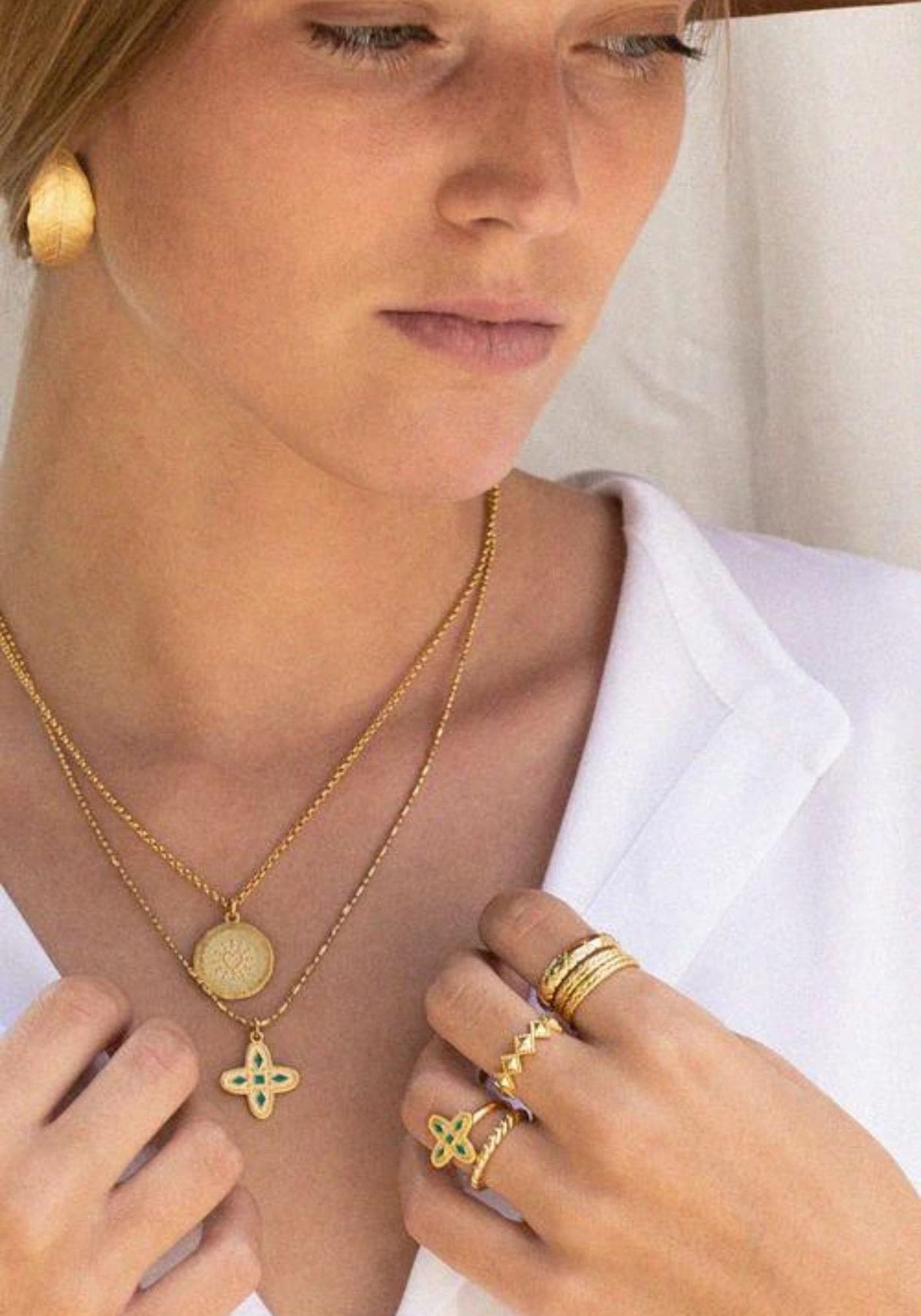 La forme porte une composition de plusieurs bijoux dont la bague Serena de chez Bacci Pari