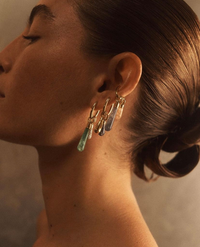 La femme porte les boucles d'oreilles de chez PD Paola 