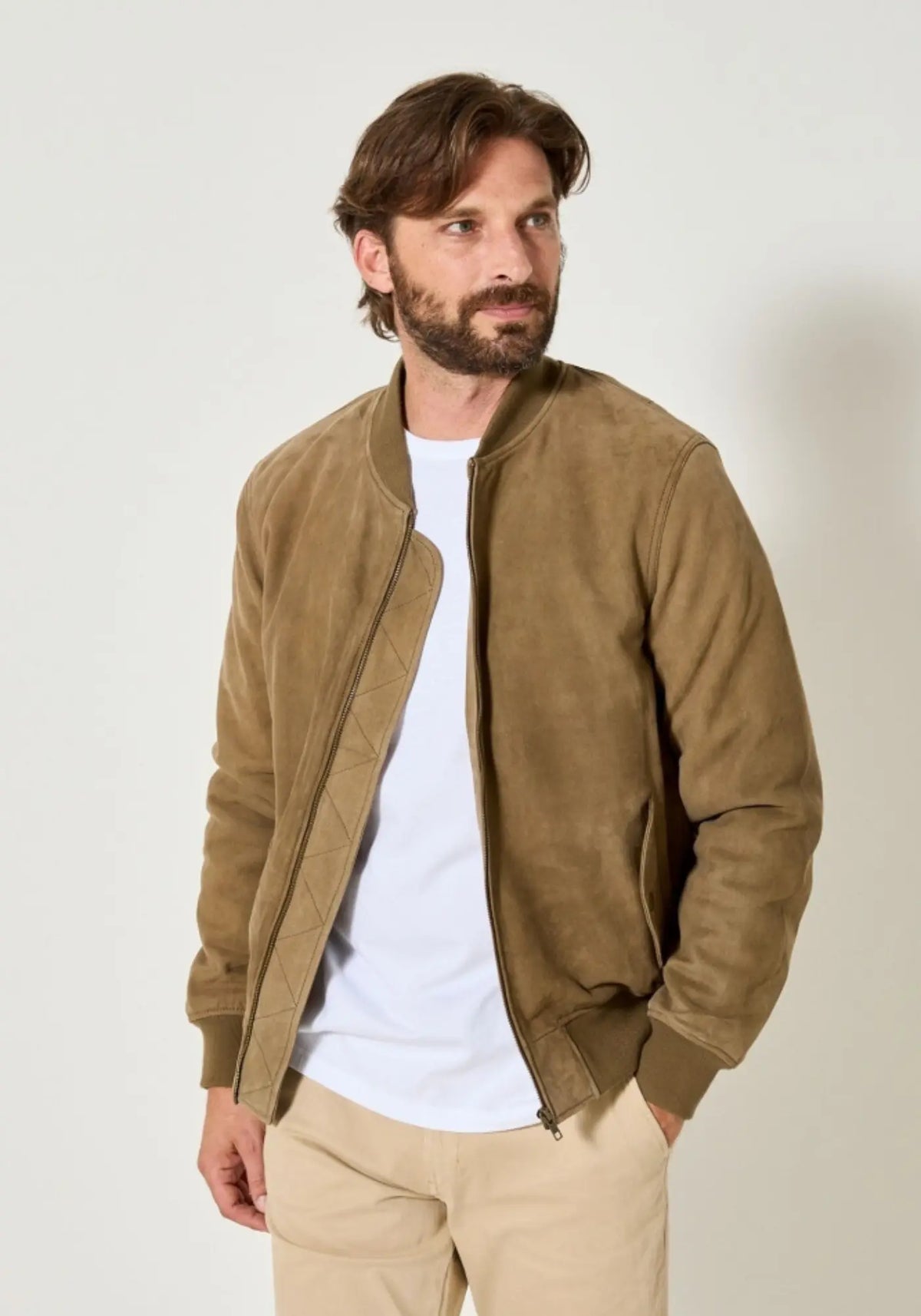 L'homme porte le blouson en cuir Tonio couleur pistache de chez Jaqk 