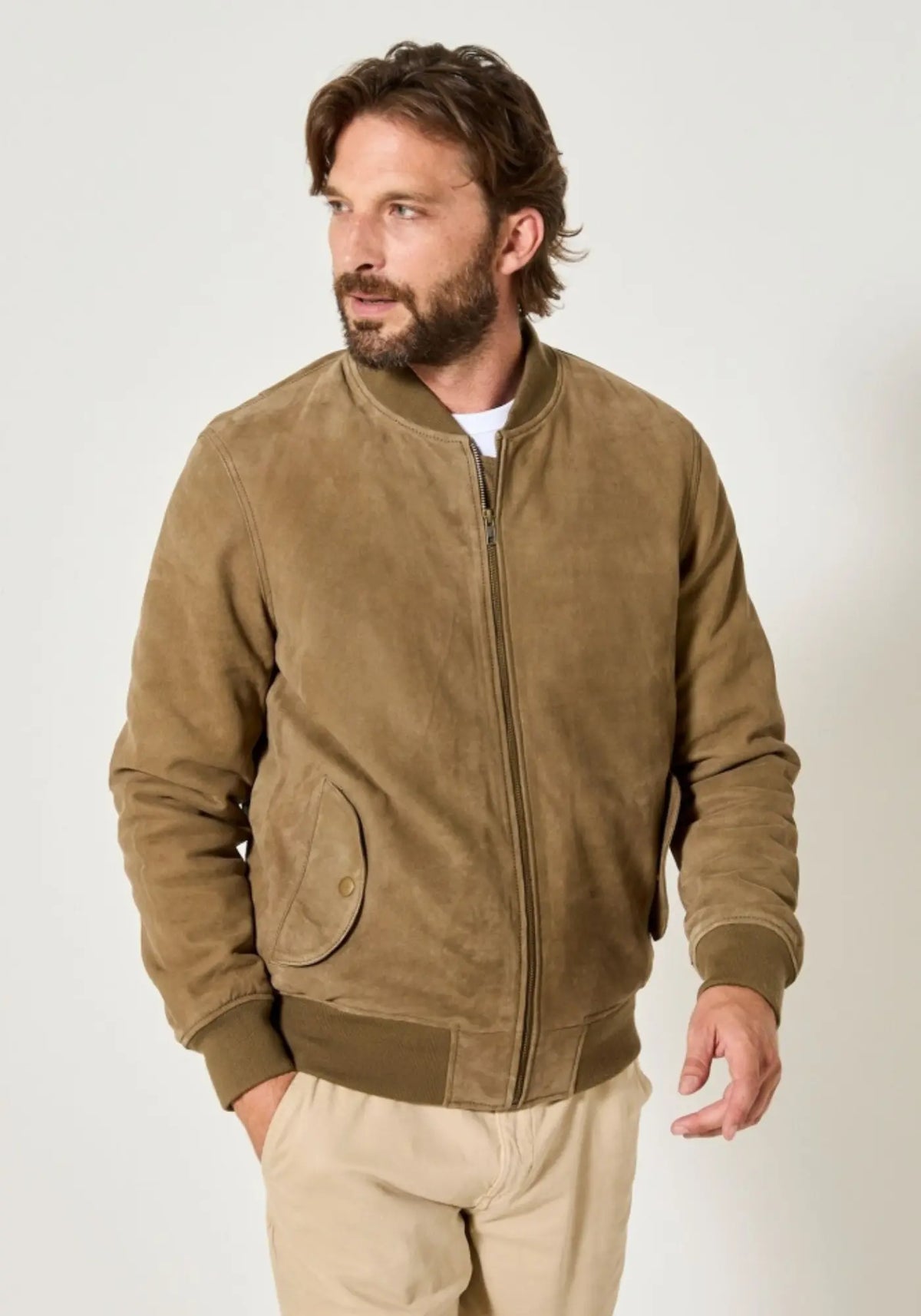 L'homme porte le blouson en cuir Tonio couleur pistache de chez Jaqk 
