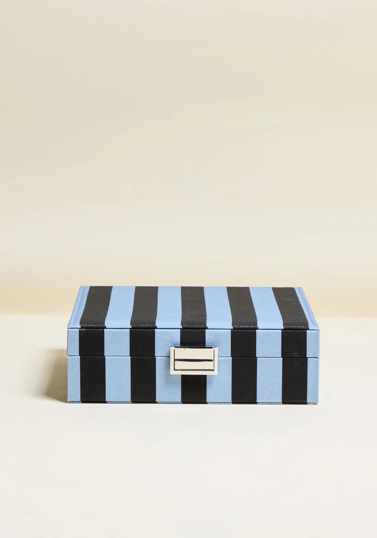 La boite à bijoux Anne coton rayures bleu ciel de chez Maison Scarlett