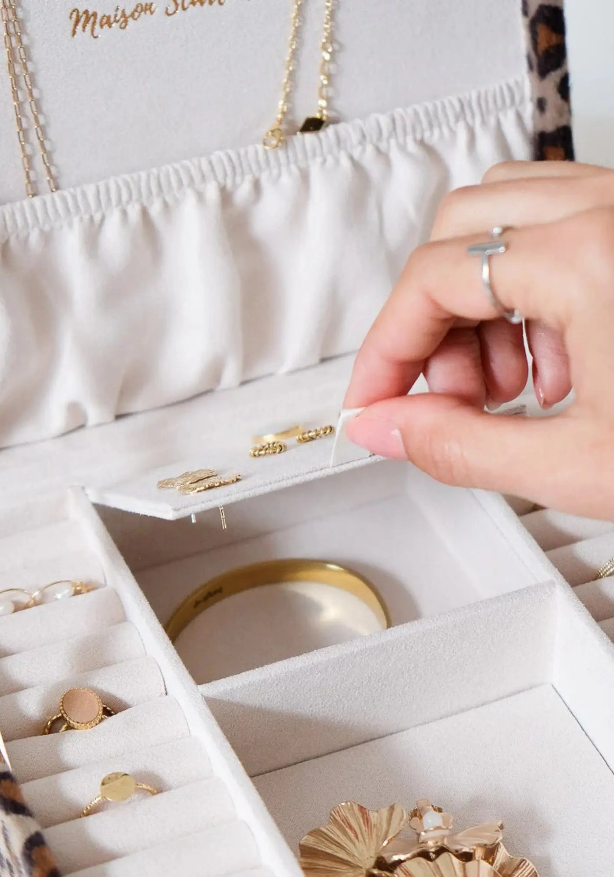 Zoom sur l'intérieur de la boite à bijoux Anne léopard de chez Maison Scarlett