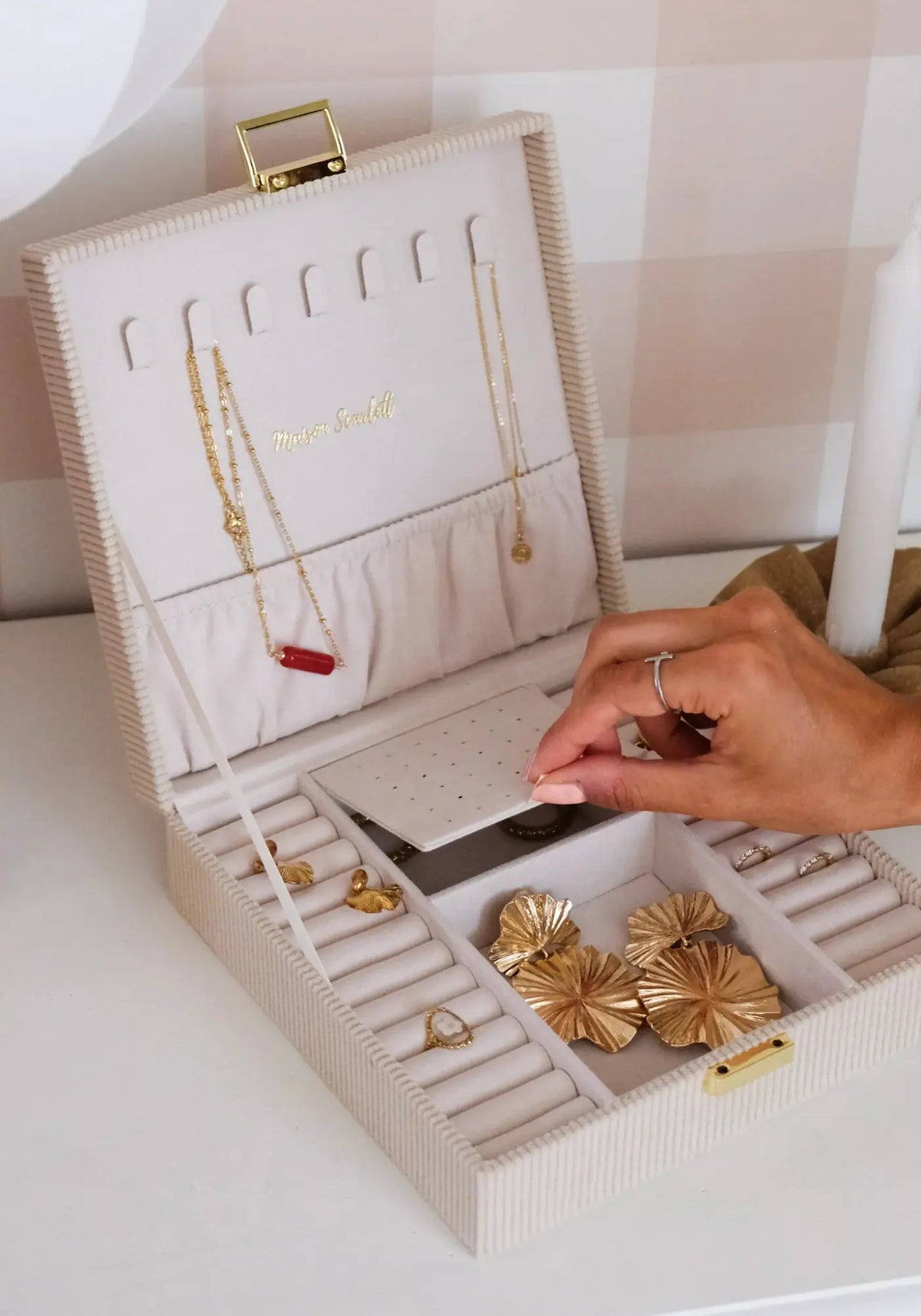 La boite à bijoux Anne velours côtelé beige de chez Maison Scarlett
