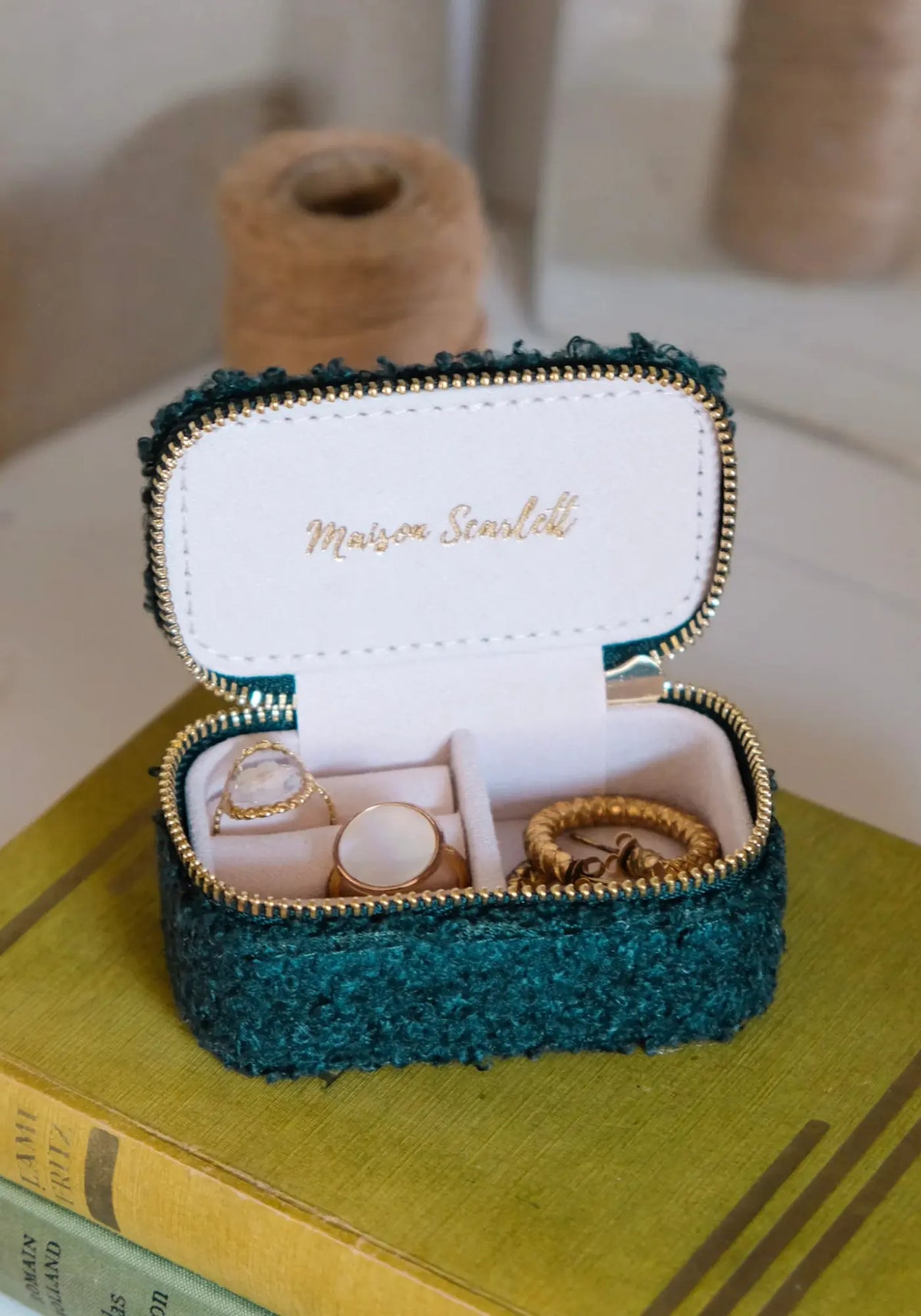 La boite à bijoux Marie teddy vert de chez Maison Scarlett
