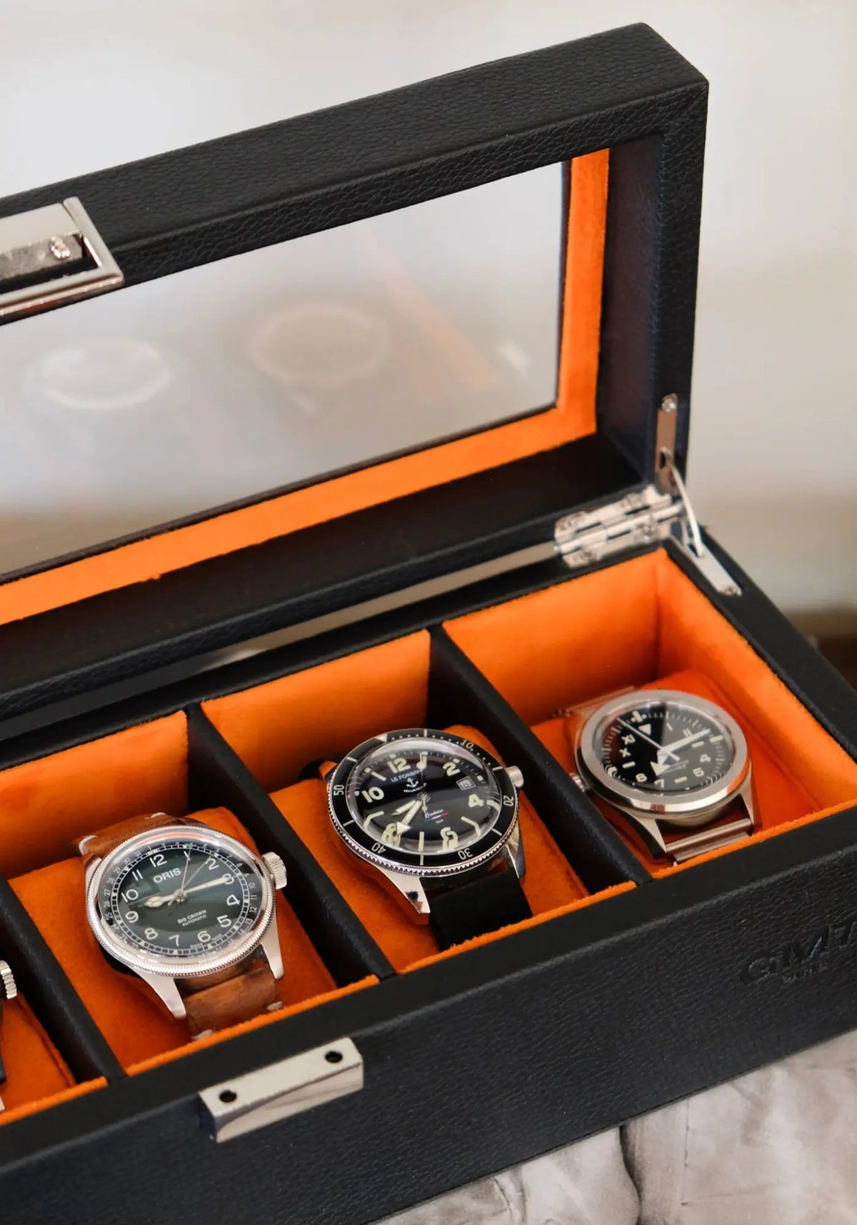 Zoom sur la boite à montres Jean 5 emplacements PU noir velours orange de chez Maison Scarlett